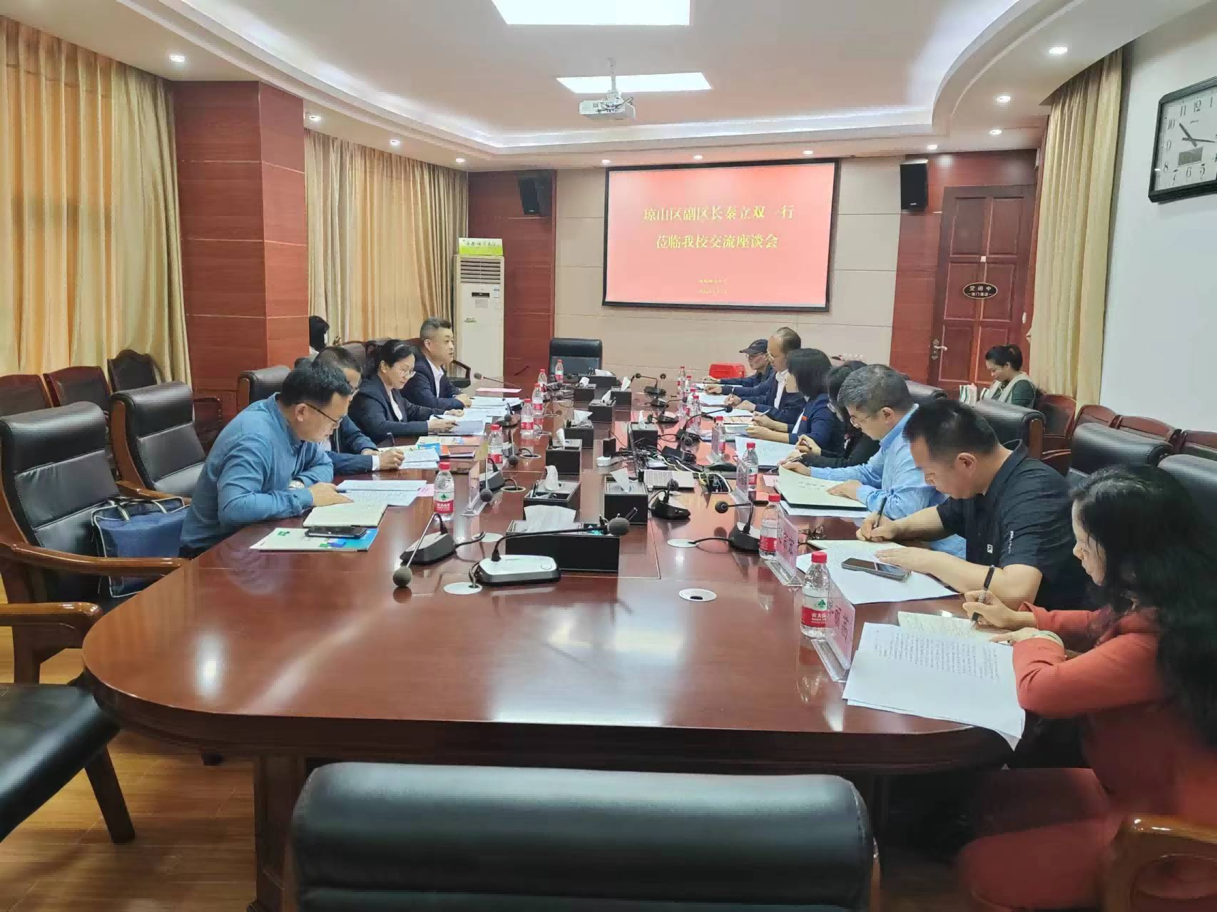 琼山区副区长秦立双一行到我校交流座谈