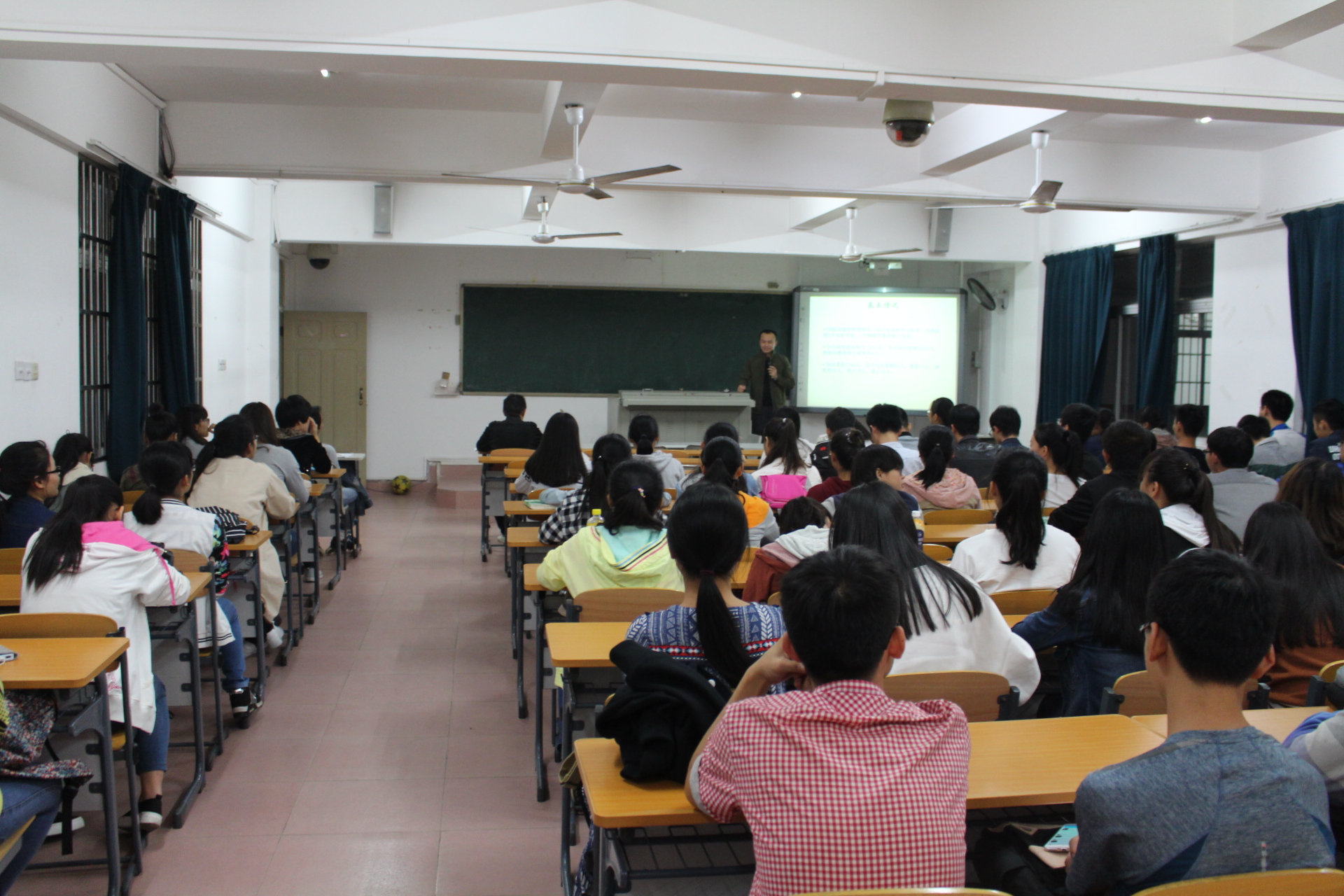 青年之声・打开脑洞物理，畅想大千世界――记物理与电子工程学院物理讲座事件