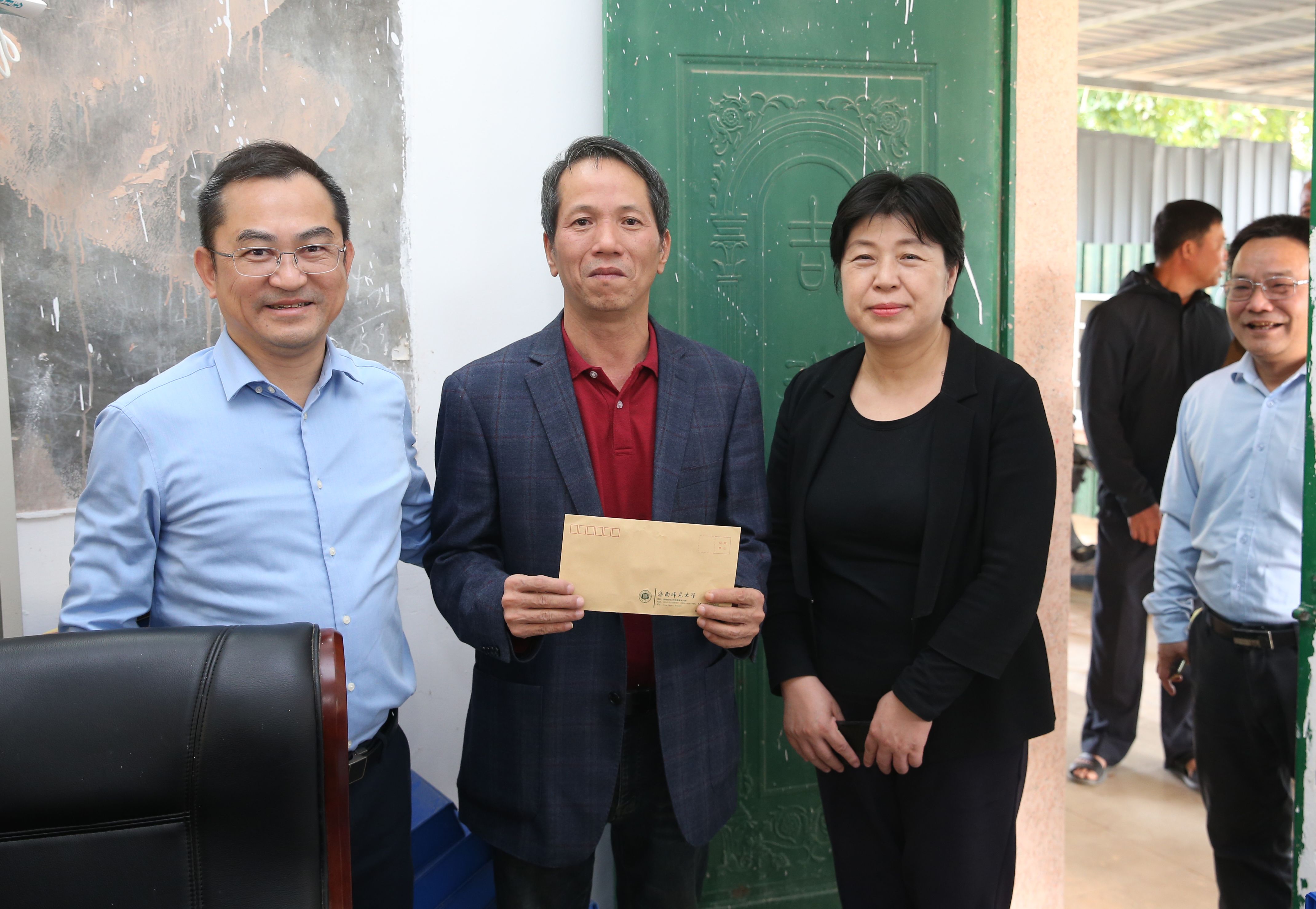 许玫带队调研乡村振兴工作并慰问驻村干部和困难群众