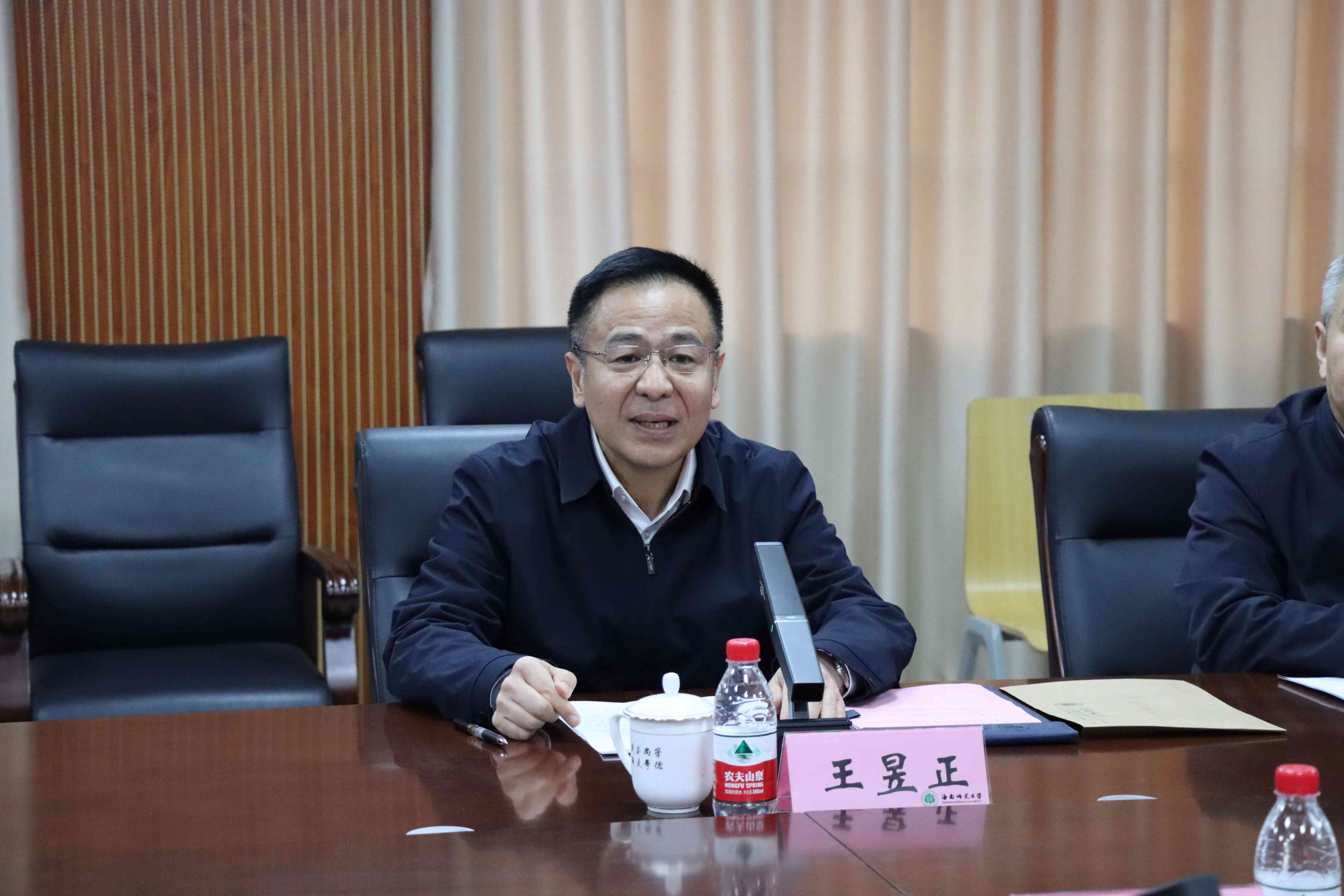 “坚持我国宗教中国化方向研究中心”在我校揭牌成立