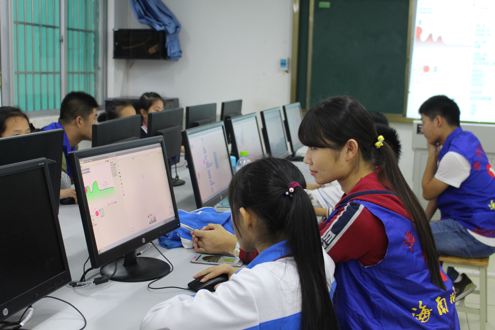 青年之声• 快乐魔抓――记物理与电子工程学院琼山一小志愿活动