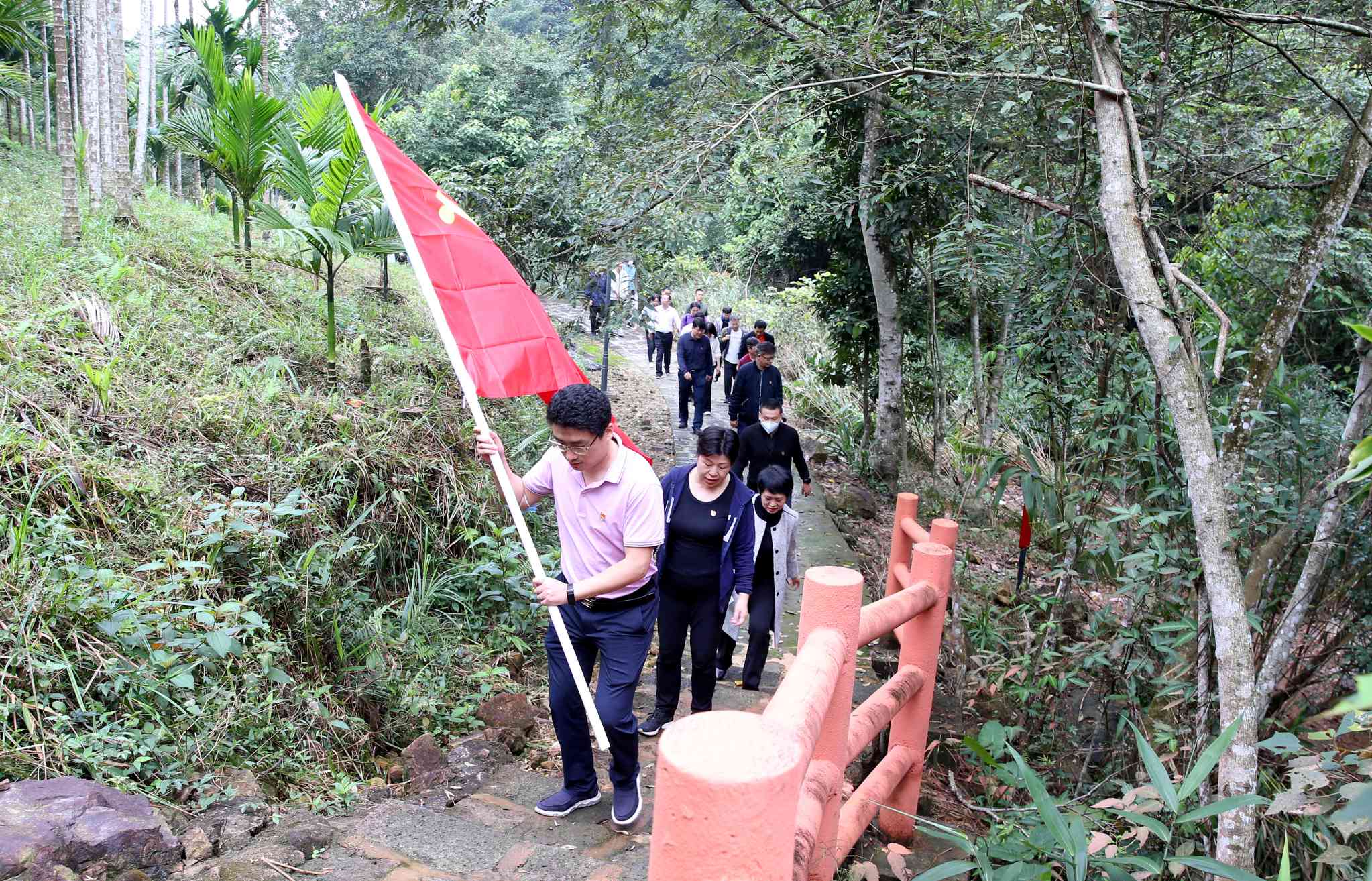 赓续红色血脉 弘扬伟大建党精神  校党委理论中心组赴母瑞山开展专题学习