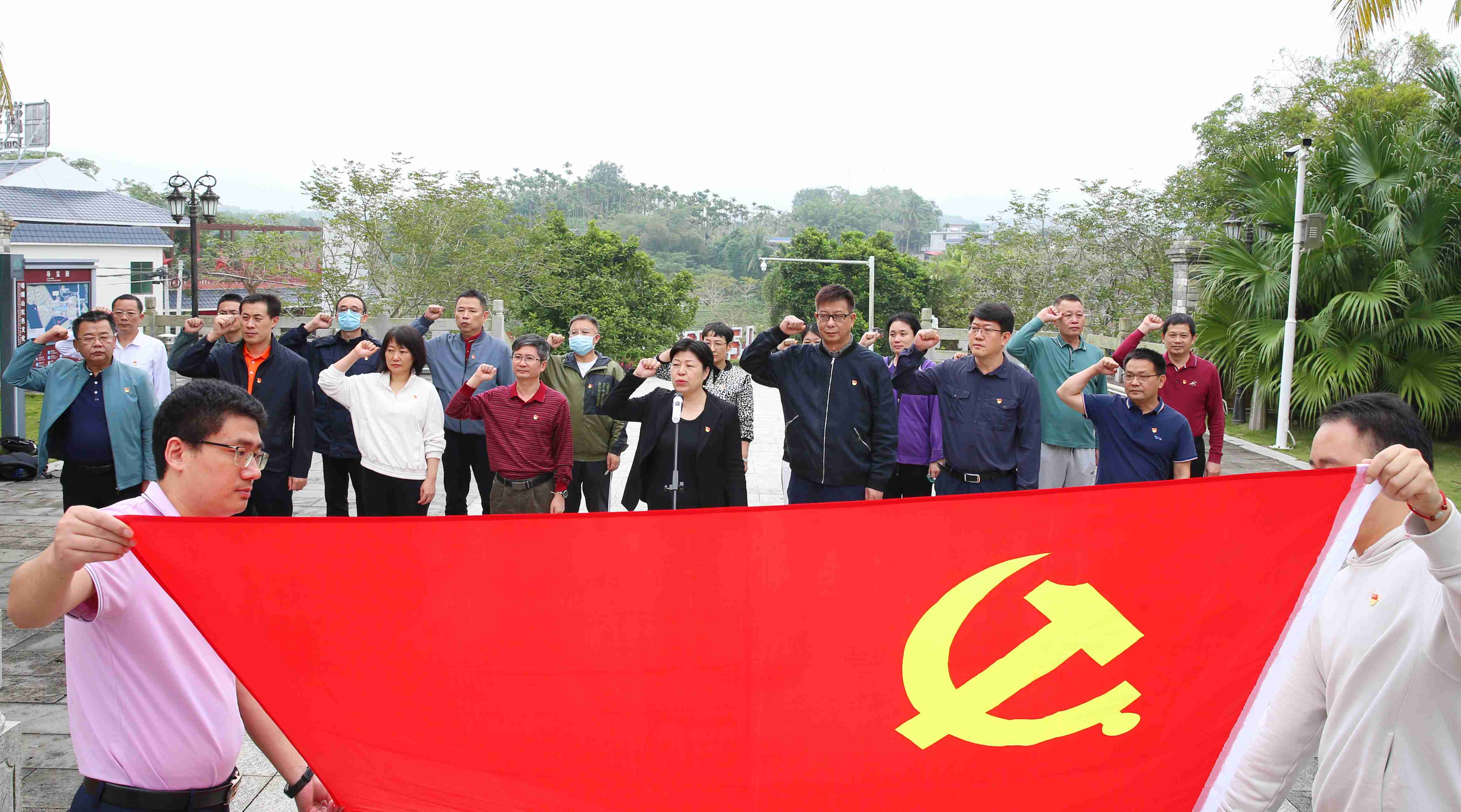 赓续红色血脉 弘扬伟大建党精神  校党委理论中心组赴母瑞山开展专题学习