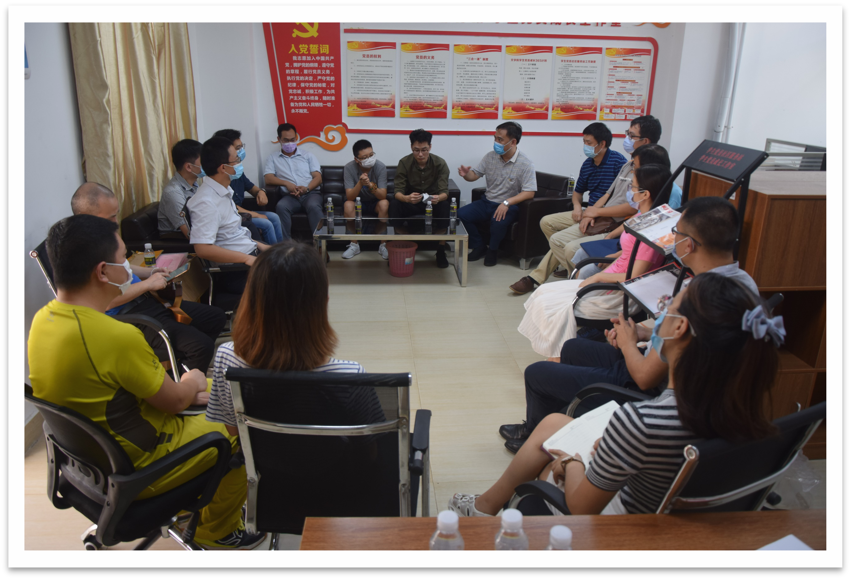 “师生交流面对面，就业帮扶心连心”――文学院开展“教师党员进宿舍促就业”主题党日活动