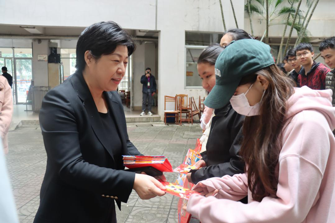 许玫、陈相松慰问春节值守教职工和留校学生