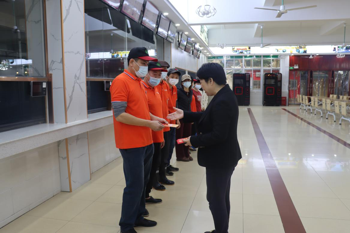 许玫、陈相松慰问春节值守教职工和留校学生