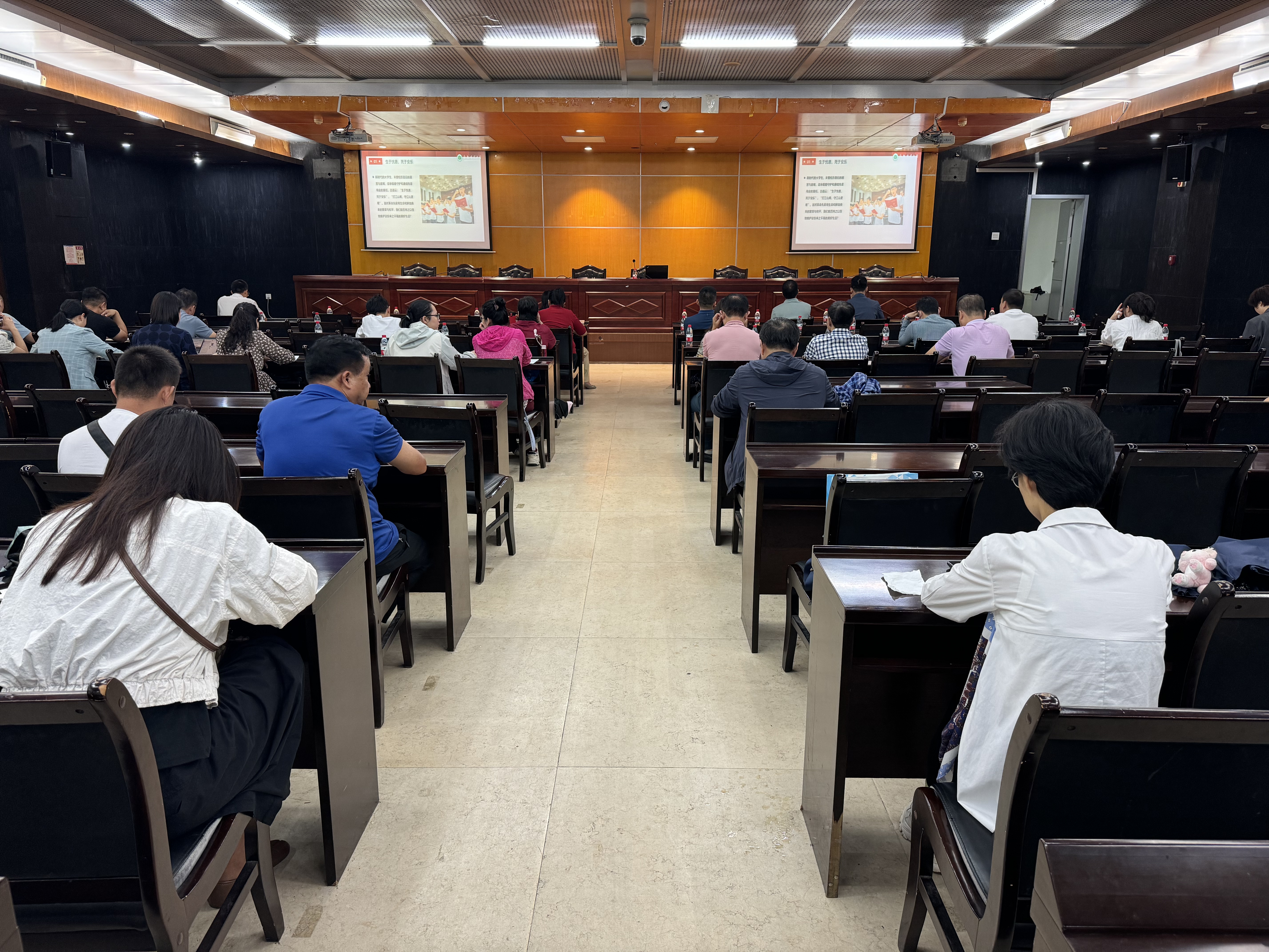 机关党委组织集中学习《警钟长鸣--坚决打赢没有硝烟的战争》意识形态专题党课