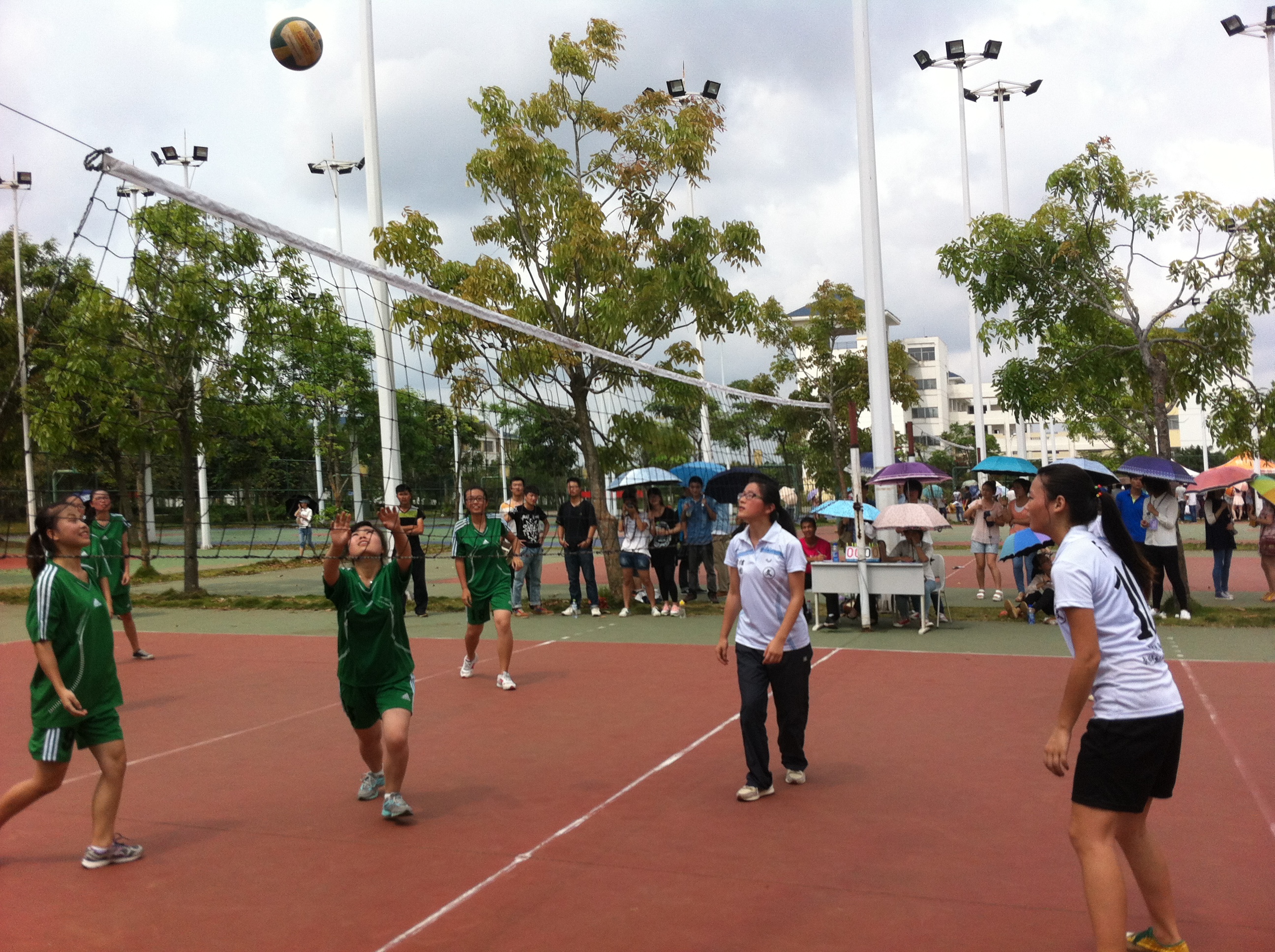 激情对战，谁与争锋――记文学院男篮女排小组对战