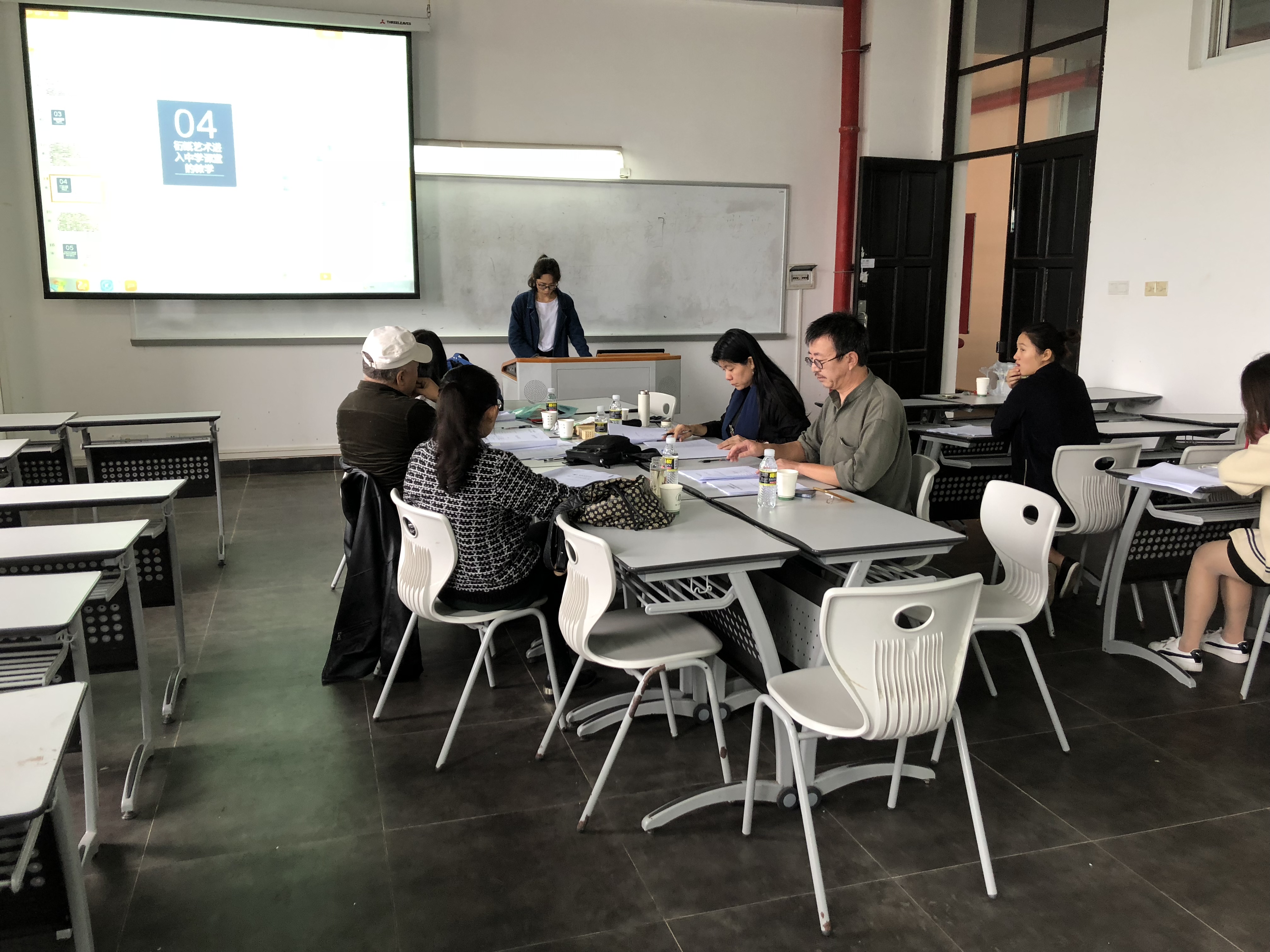 美术学院举办2018届研究生毕业论文中期答辩会