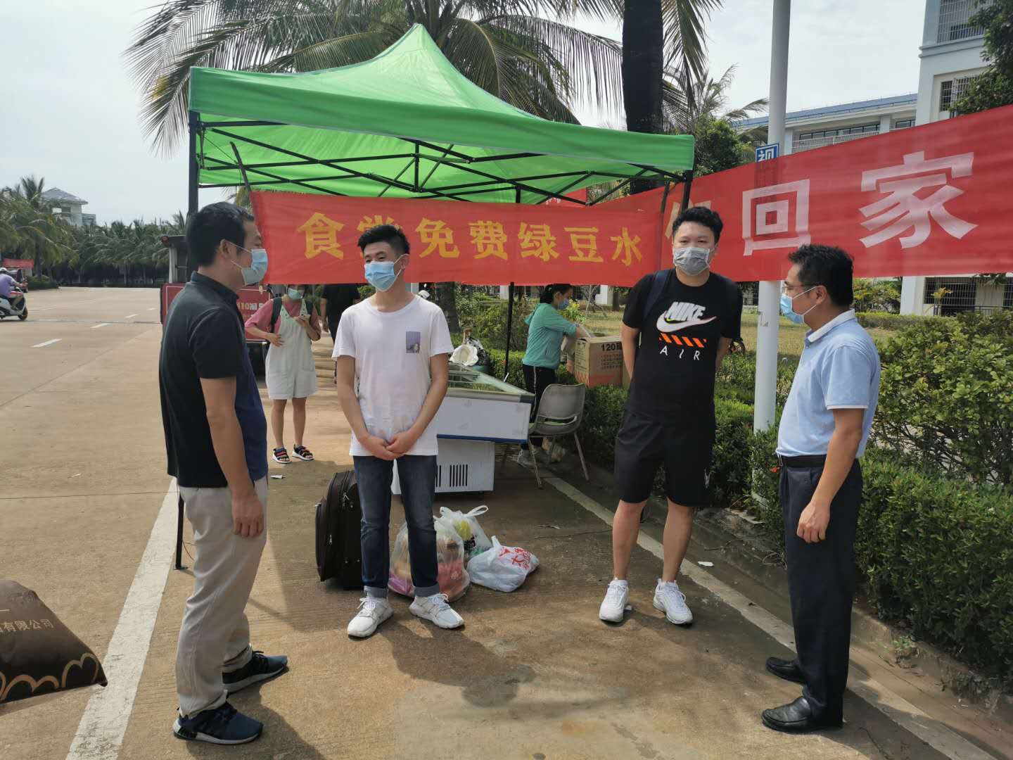 经济与管理学院院领导深入一线助力返校复学