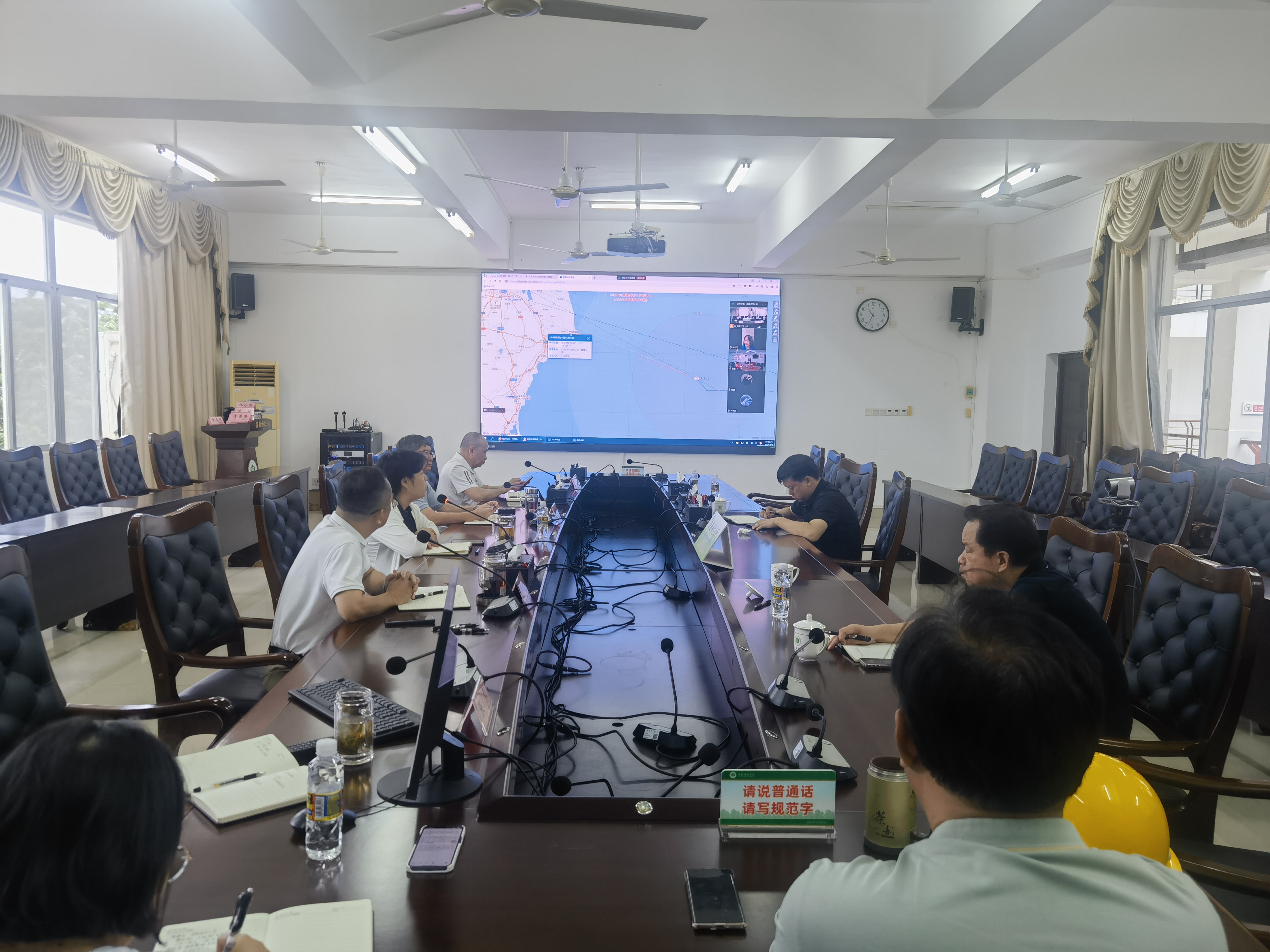 学校全力做好防风防汛学生安全工作