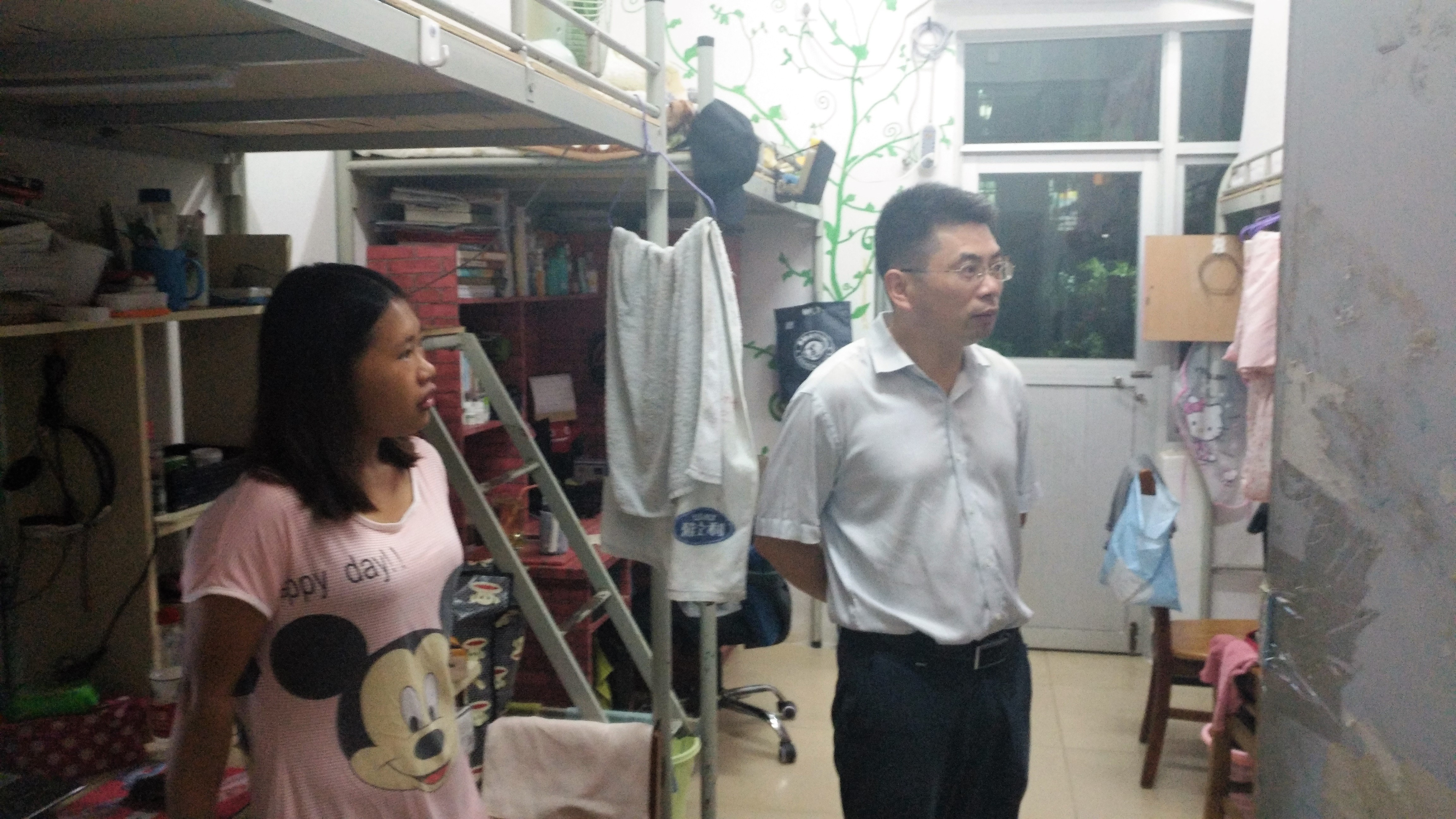 新闻传播与影视学院领导、老师亲切走访学生宿舍