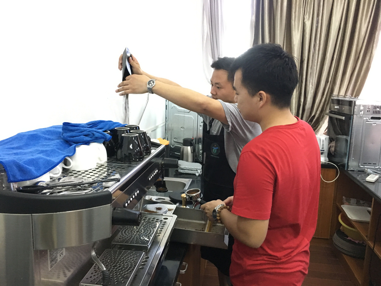 青年之声・旅游学院专业拓展兴趣小组之咖啡调制开展首期活动