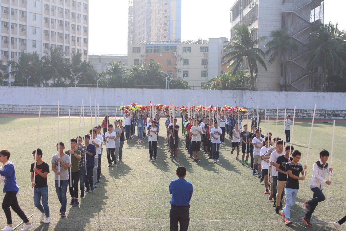 青年之声・展精神面貌，显活力激情――记第33届校运会物电学院红旗方阵旗手