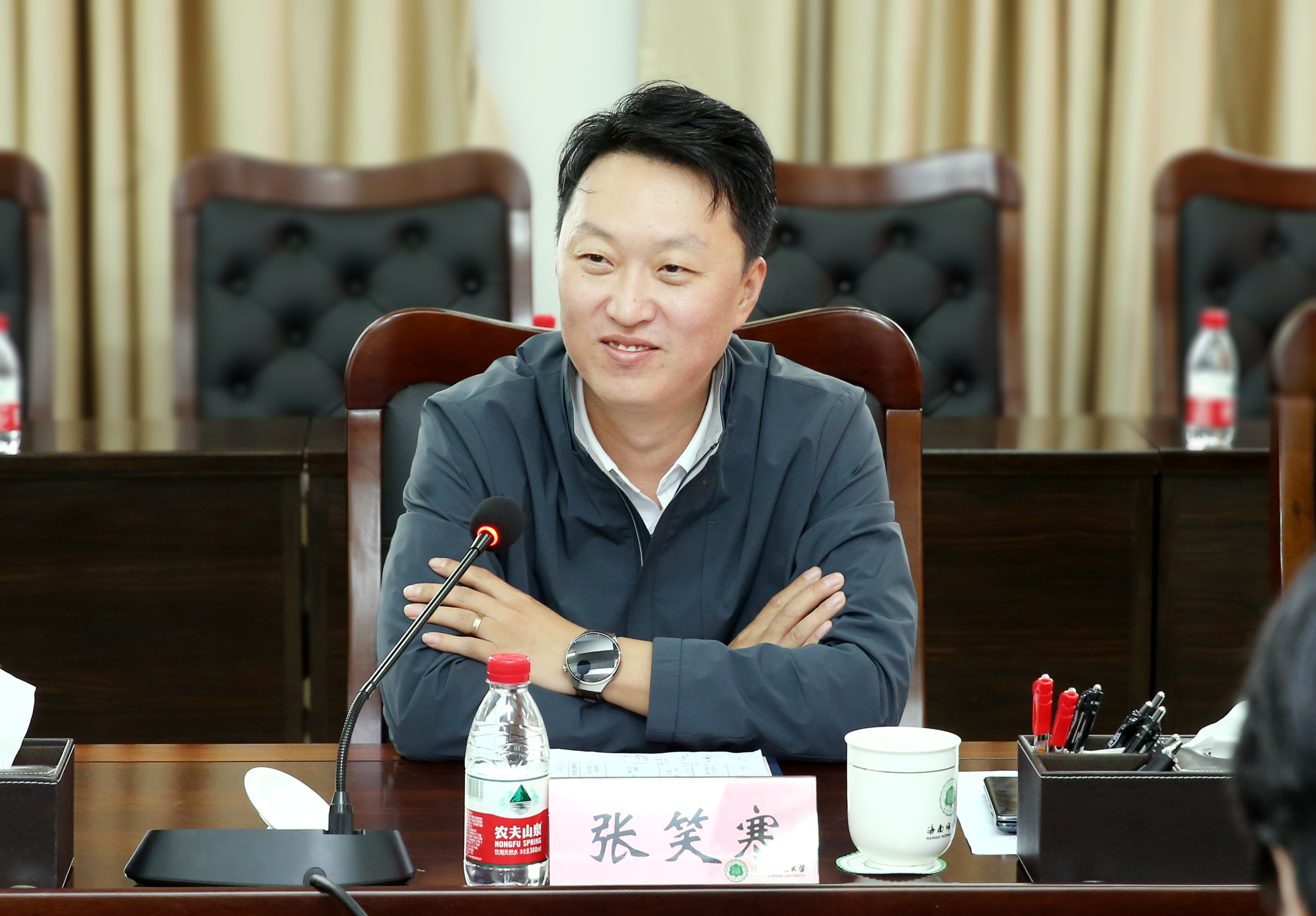 海口江东新区管理局党委副书记、局长张笑寒一行到我校调研座谈