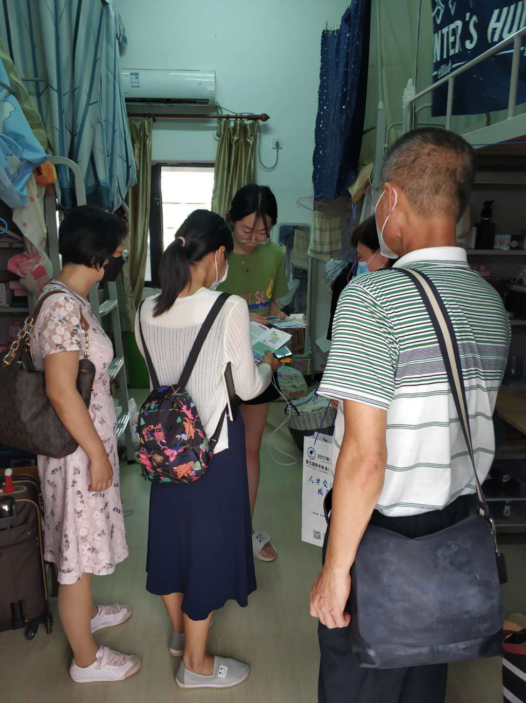 法学院走访学生宿舍，看望首批返校学子