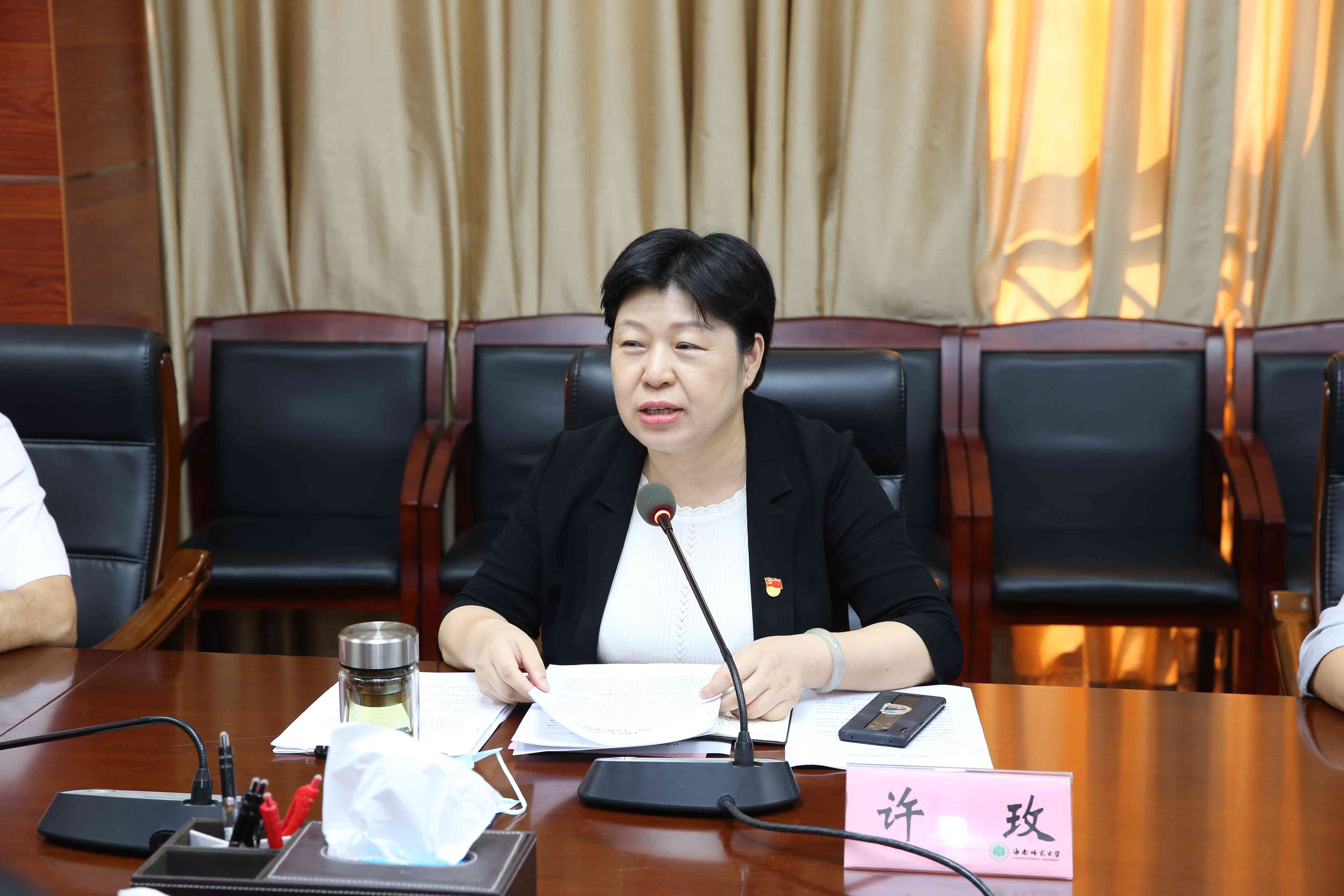 我校第一时间召开党委理论中心组学习会（扩大）学习党的二十报告精神