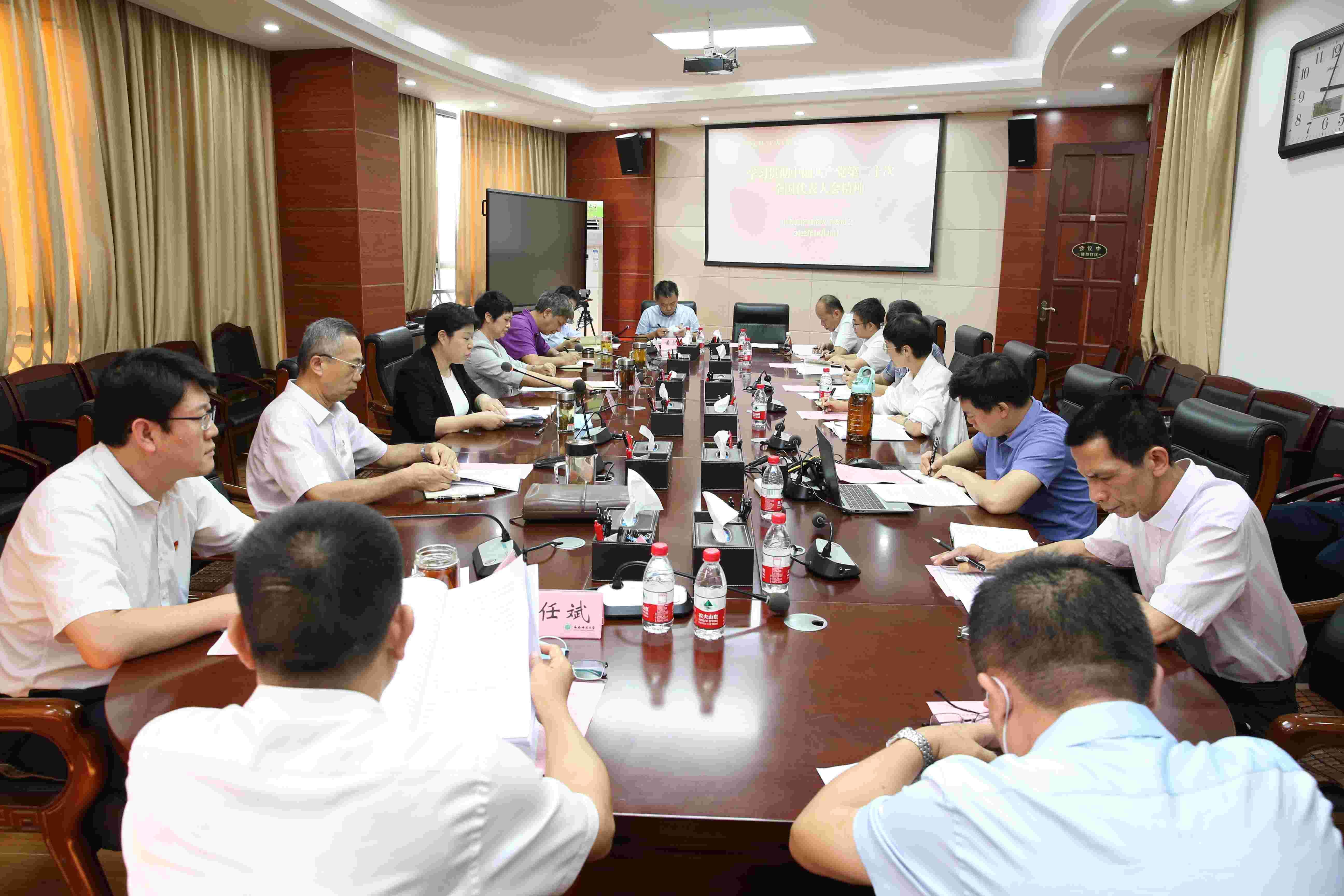 我校第一时间召开党委理论中心组学习会（扩大）学习党的二十报告精神