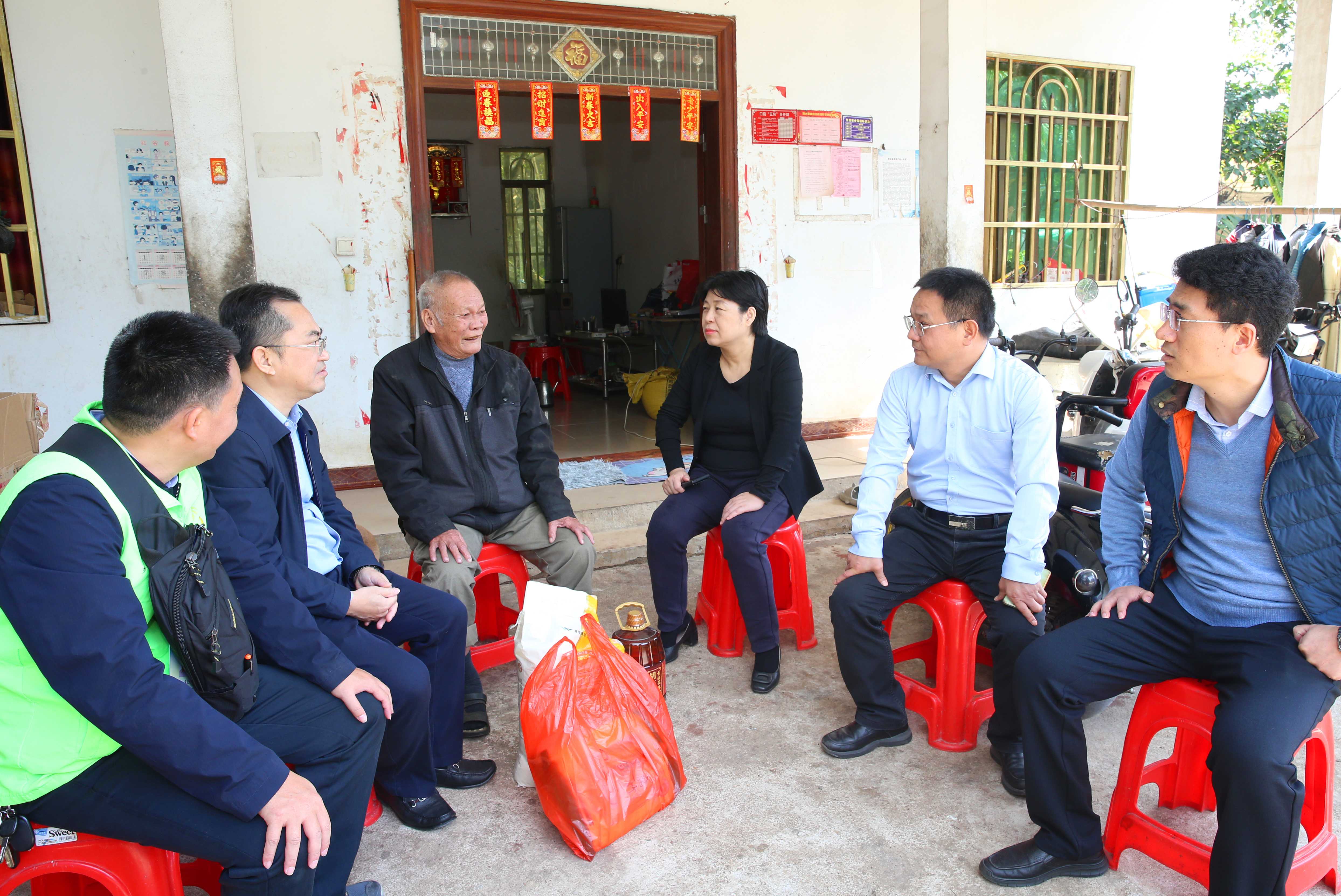 许玫带队调研乡村振兴工作并慰问驻村干部和困难群众