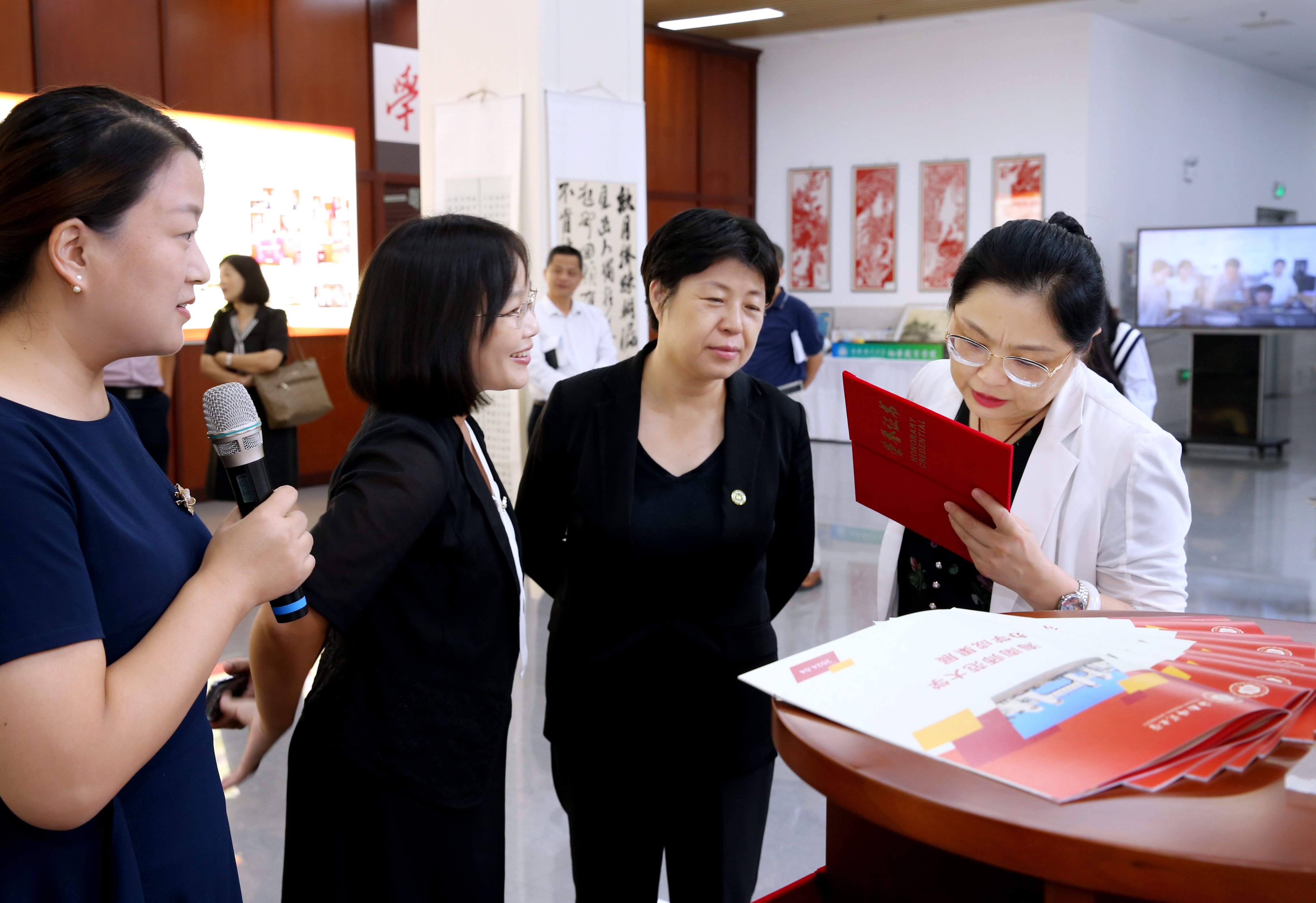 省人大教科文卫工委司海英主任一行到我校调研座谈