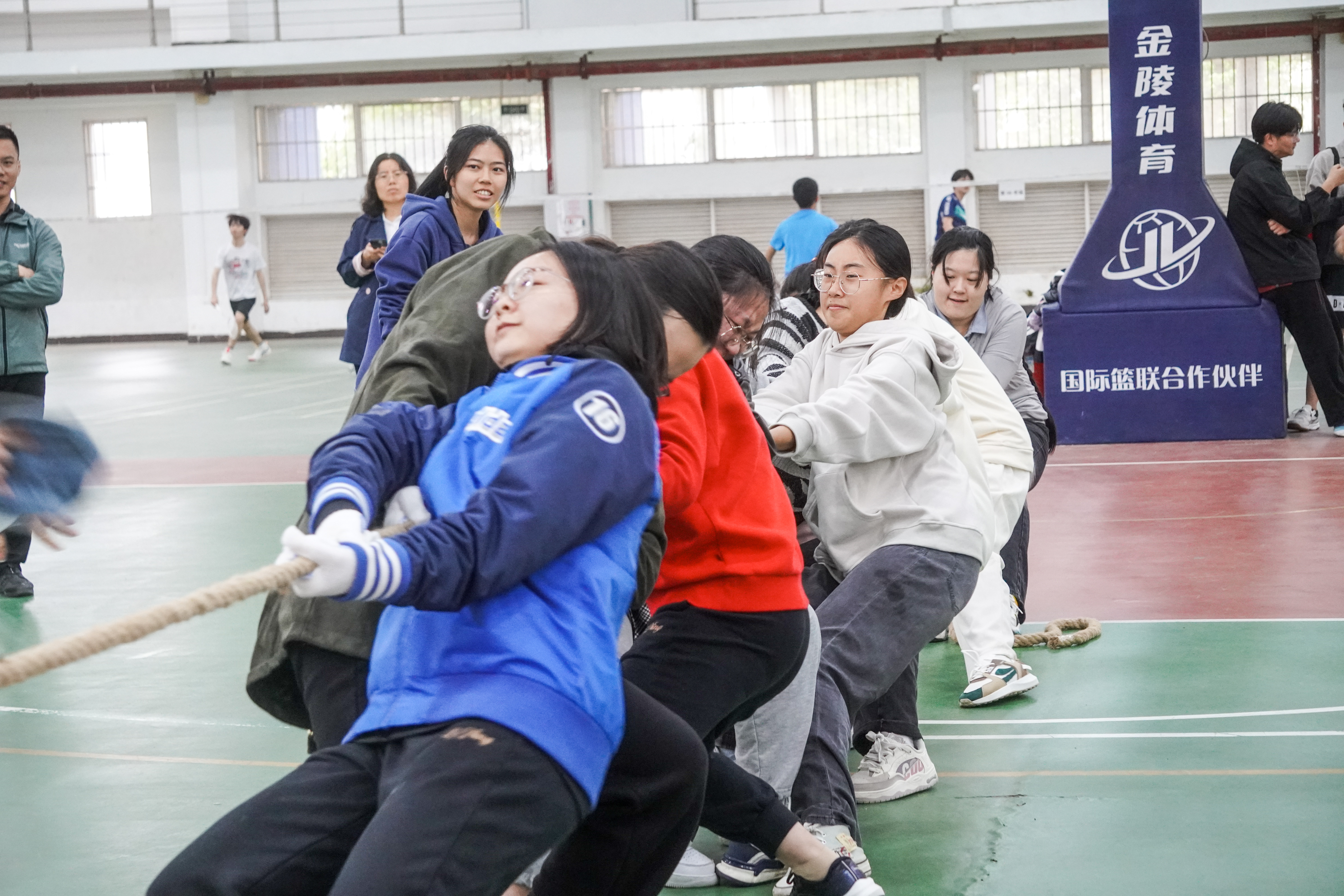 我校举办庆祝“三八”妇女节趣味拔河比赛