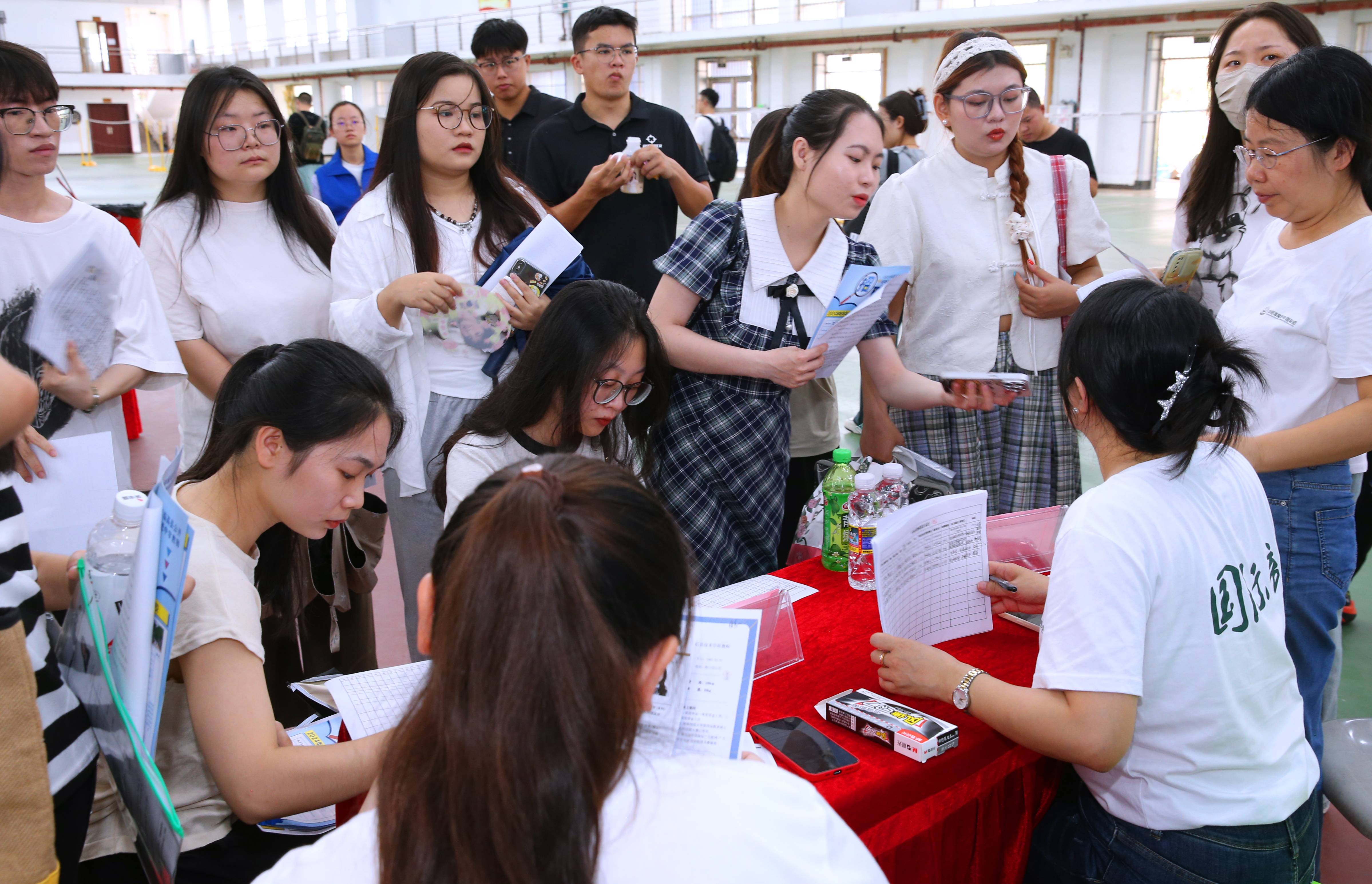 我校举办2024届毕业生春季大型双选会暨海南国有企业校园专场招聘会