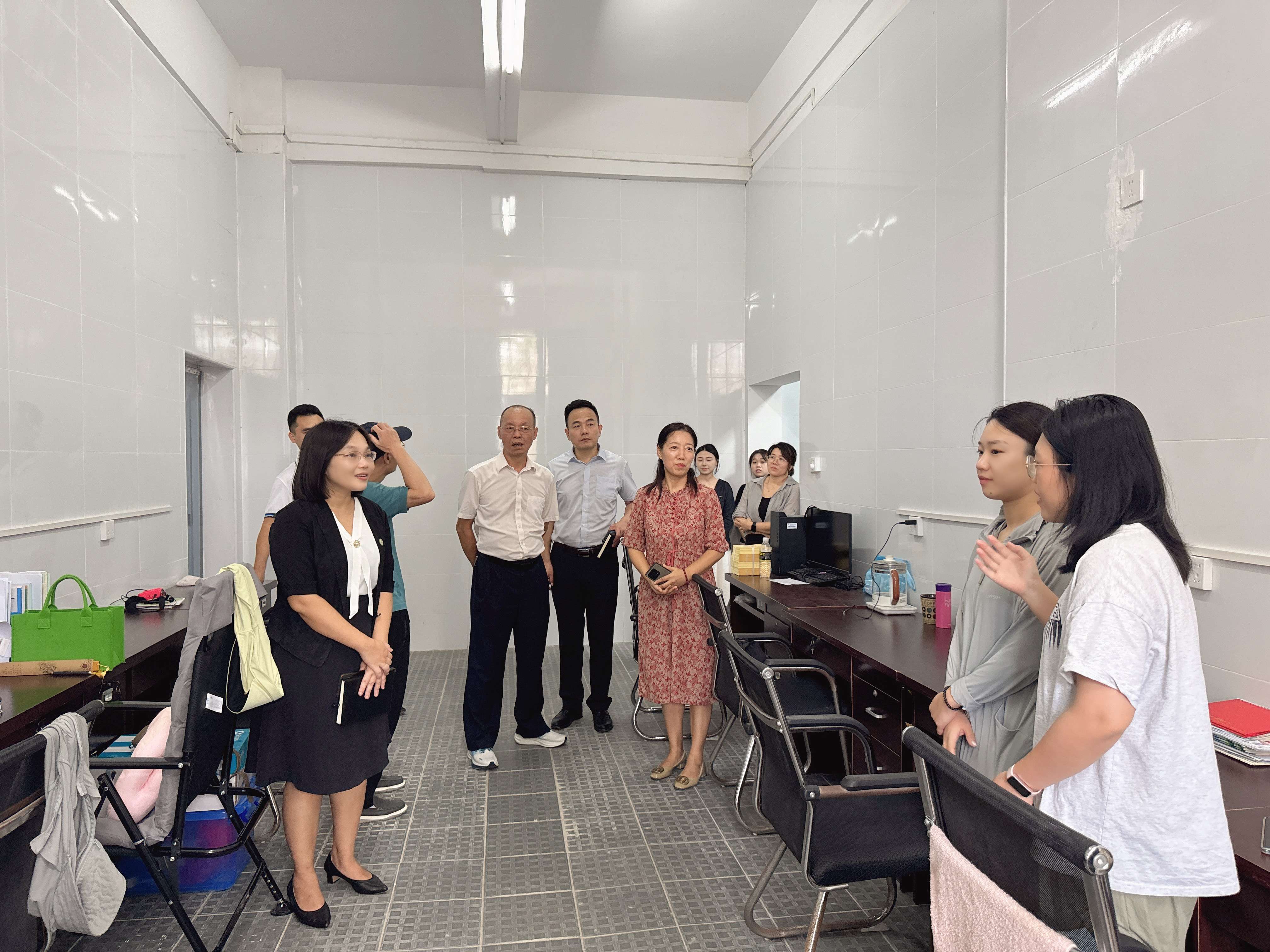 校领导到附属小学检查指导开学工作