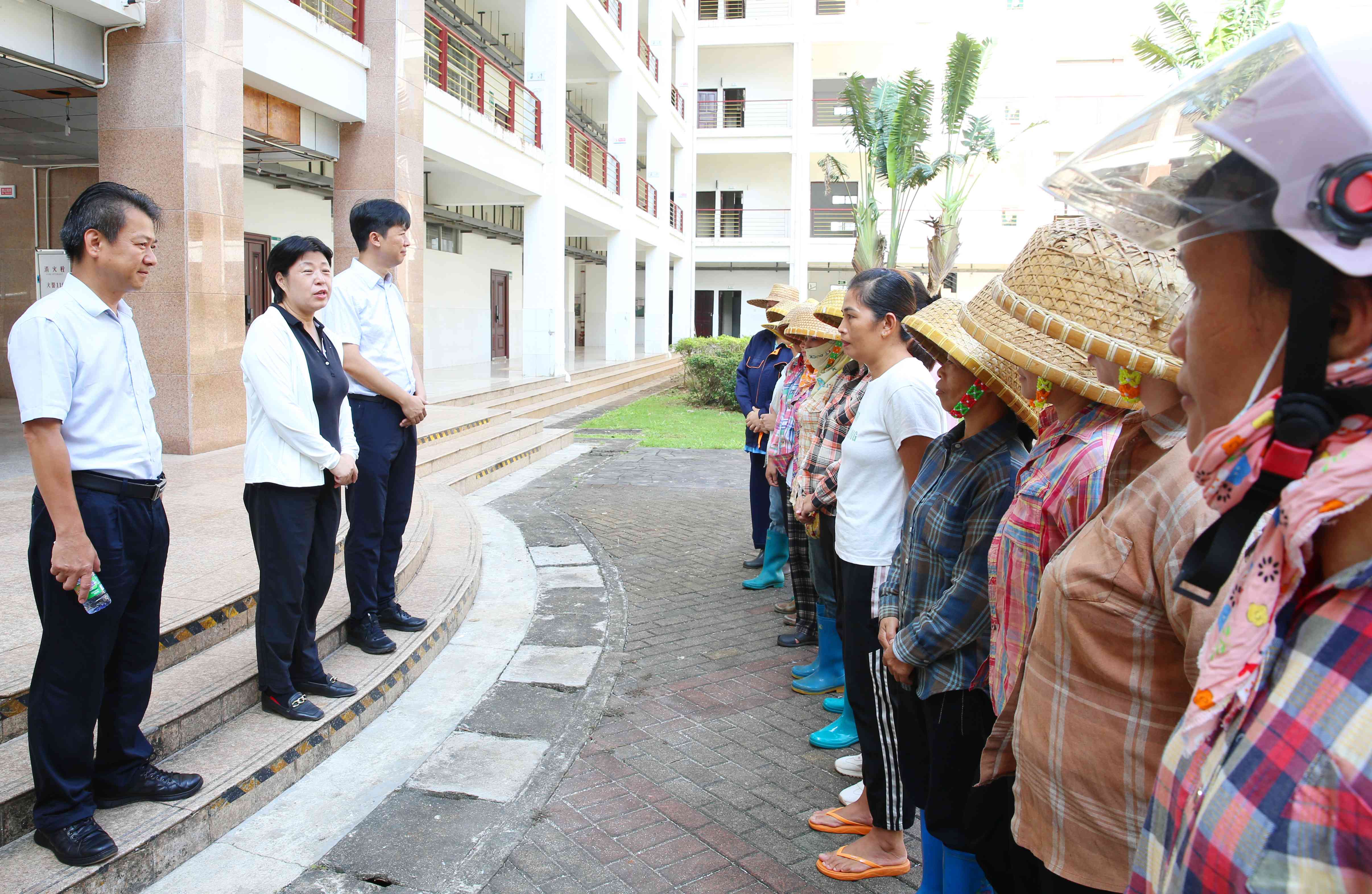 许玫一行中秋节走访慰问在岗教职员工