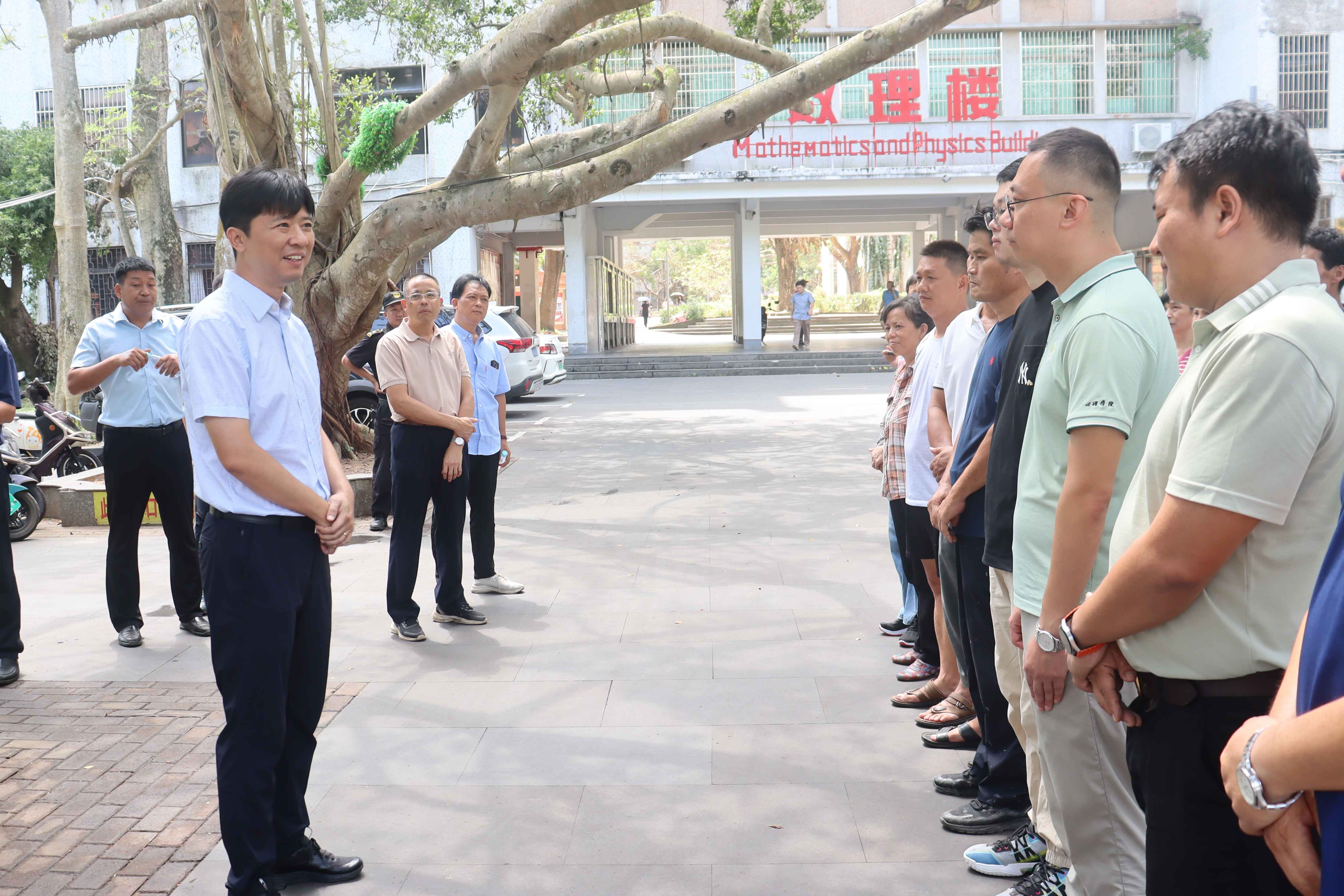 许玫一行中秋节走访慰问在岗教职员工