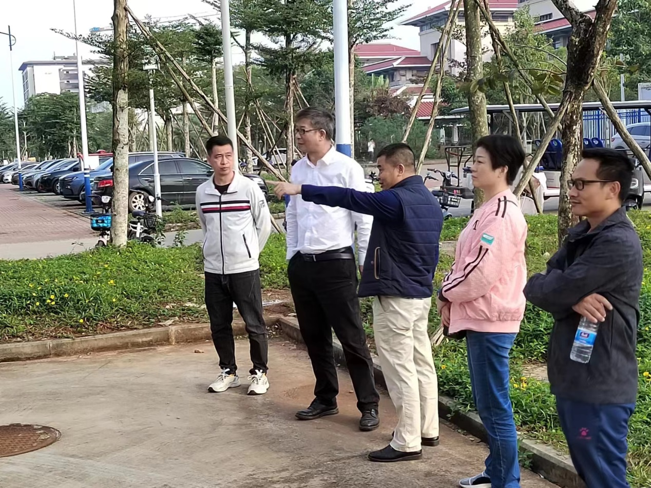 校领导调研校园环境整治工作