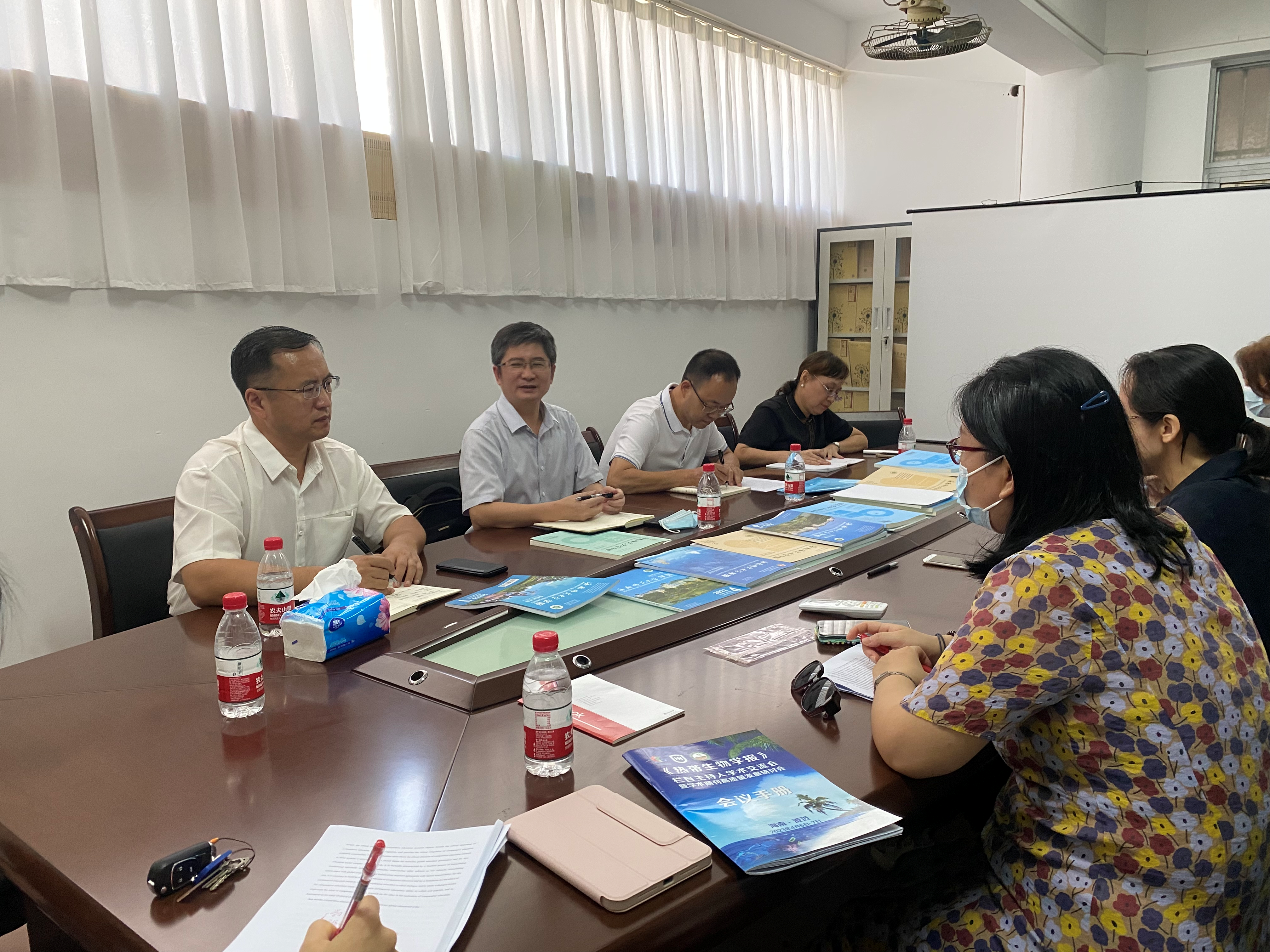 校领导到学报编辑部调研