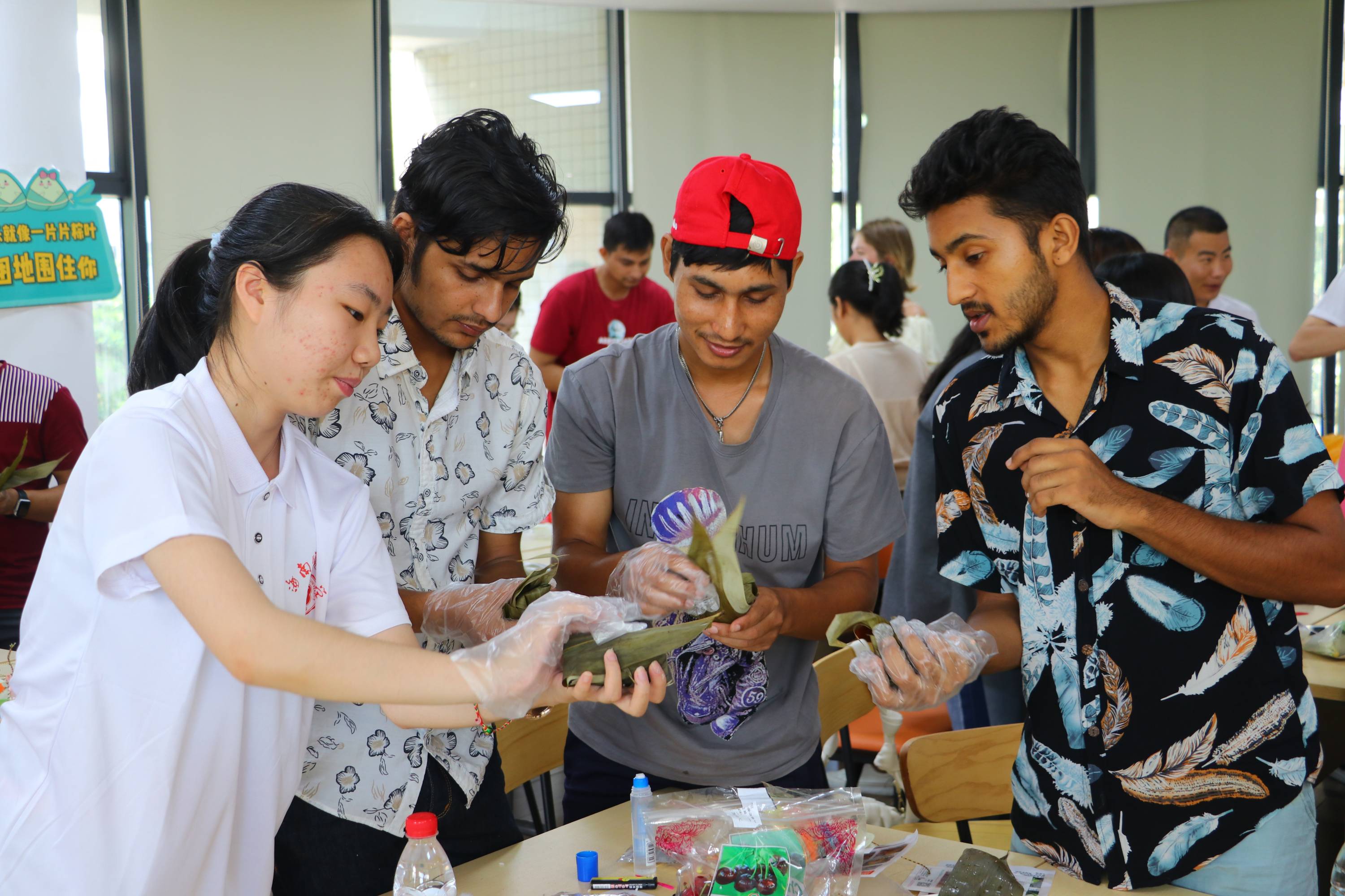 我校榕树青年宣讲团邀请留学生共度端午