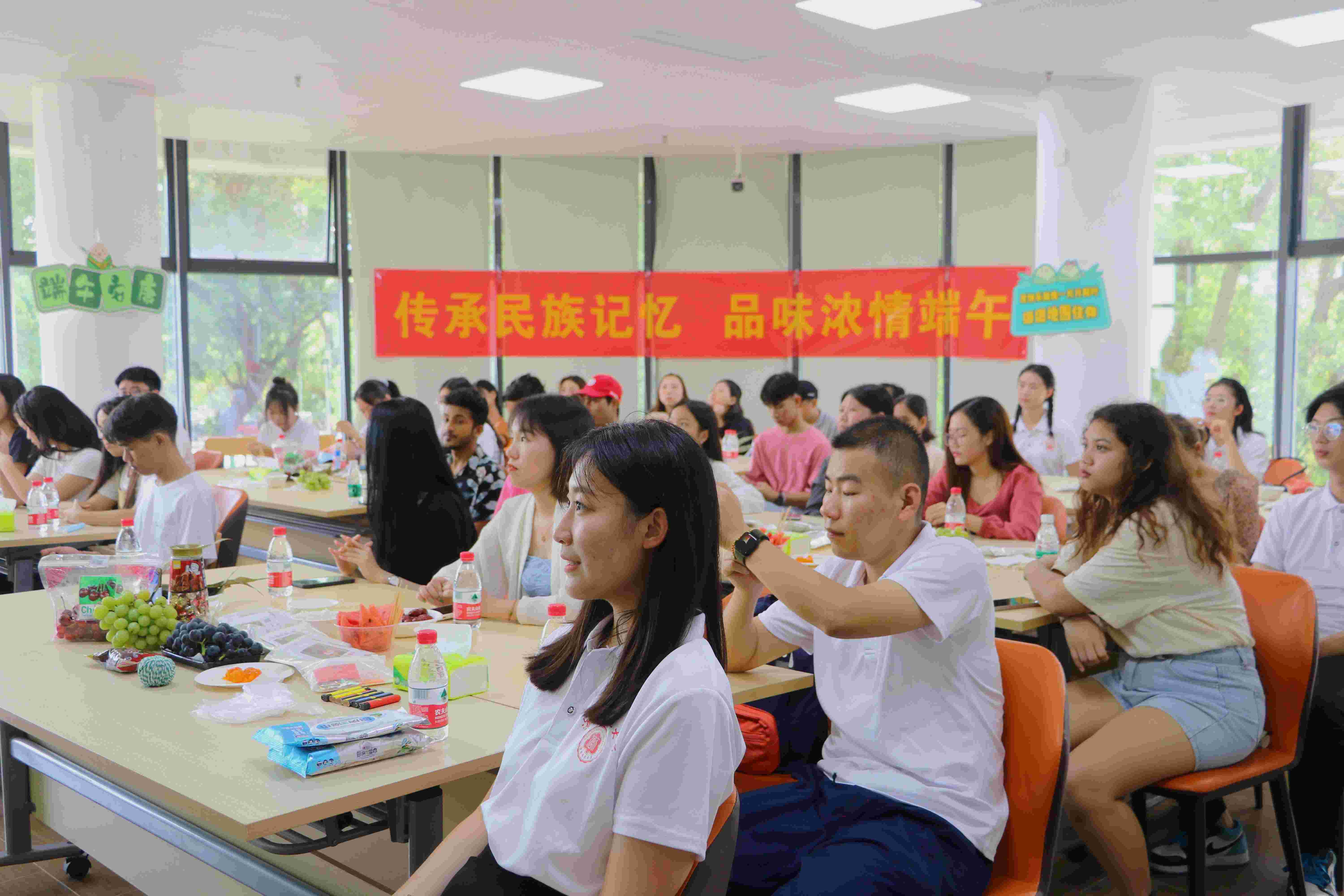 我校榕树青年宣讲团邀请留学生共度端午