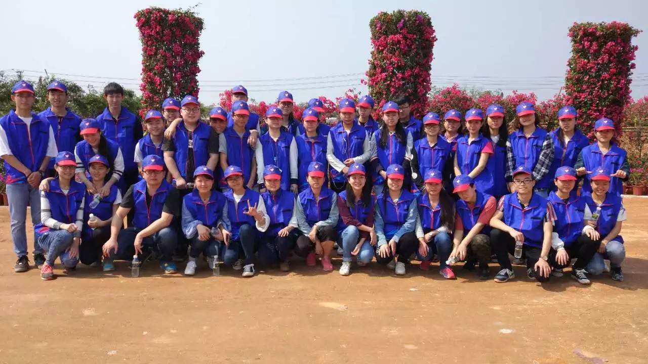 我校志愿者参与“全民公益日”义务植树活动