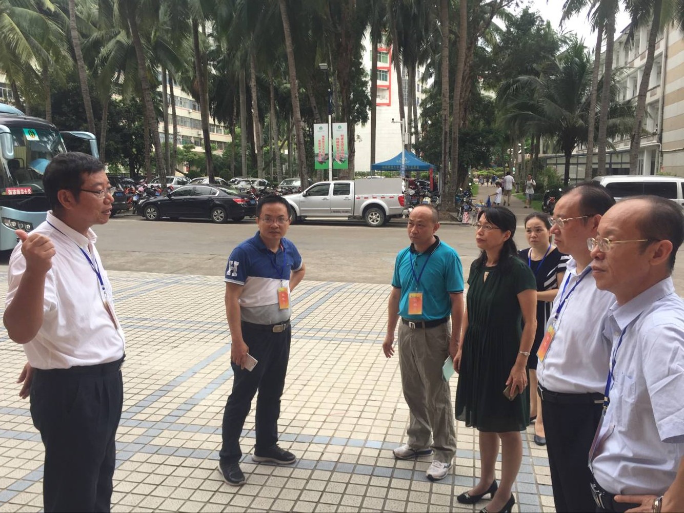 校领导巡视开学情况