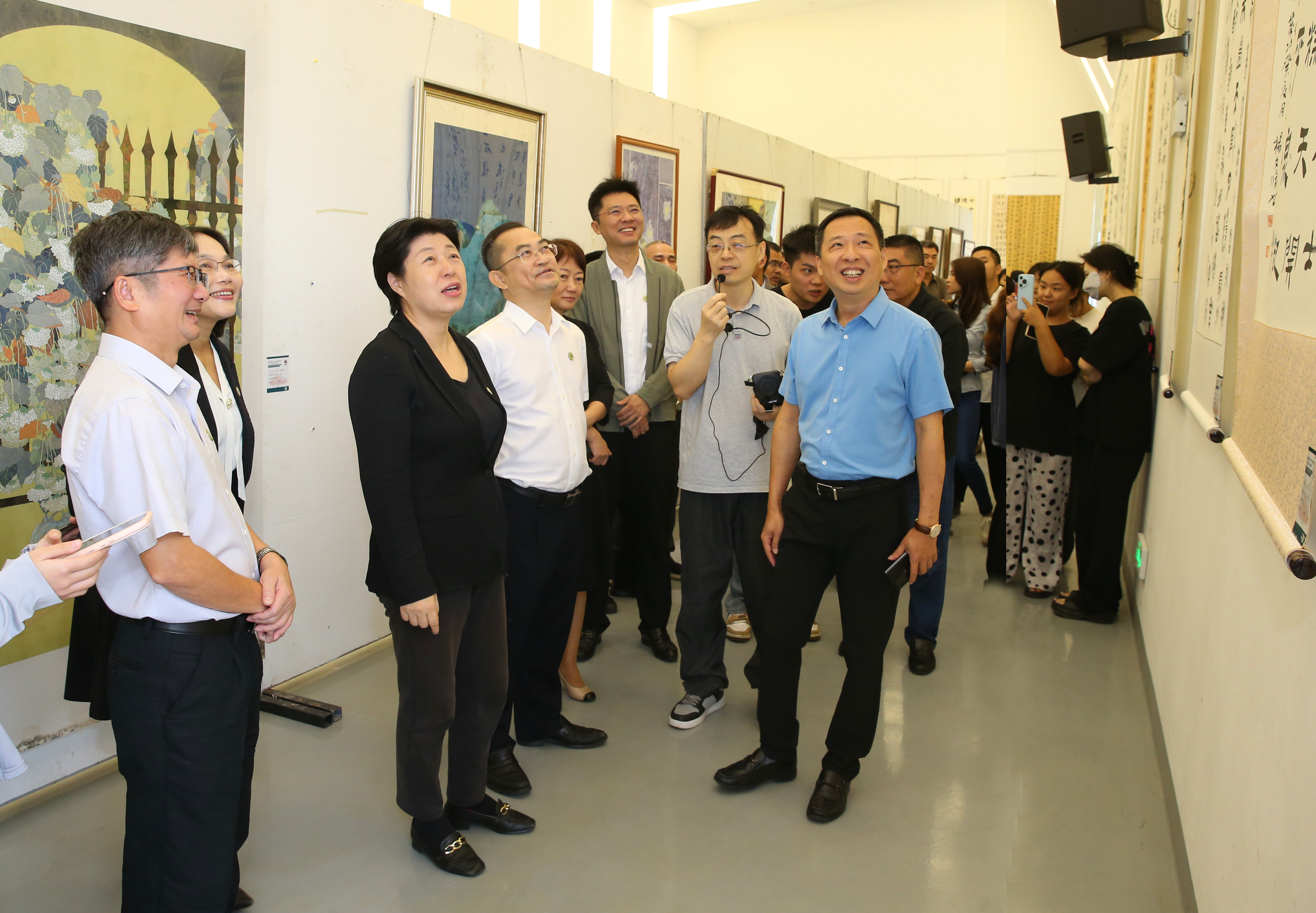 “笔墨丹青·光影传情”——星空游戏官方75周年校庆书画摄影展开展