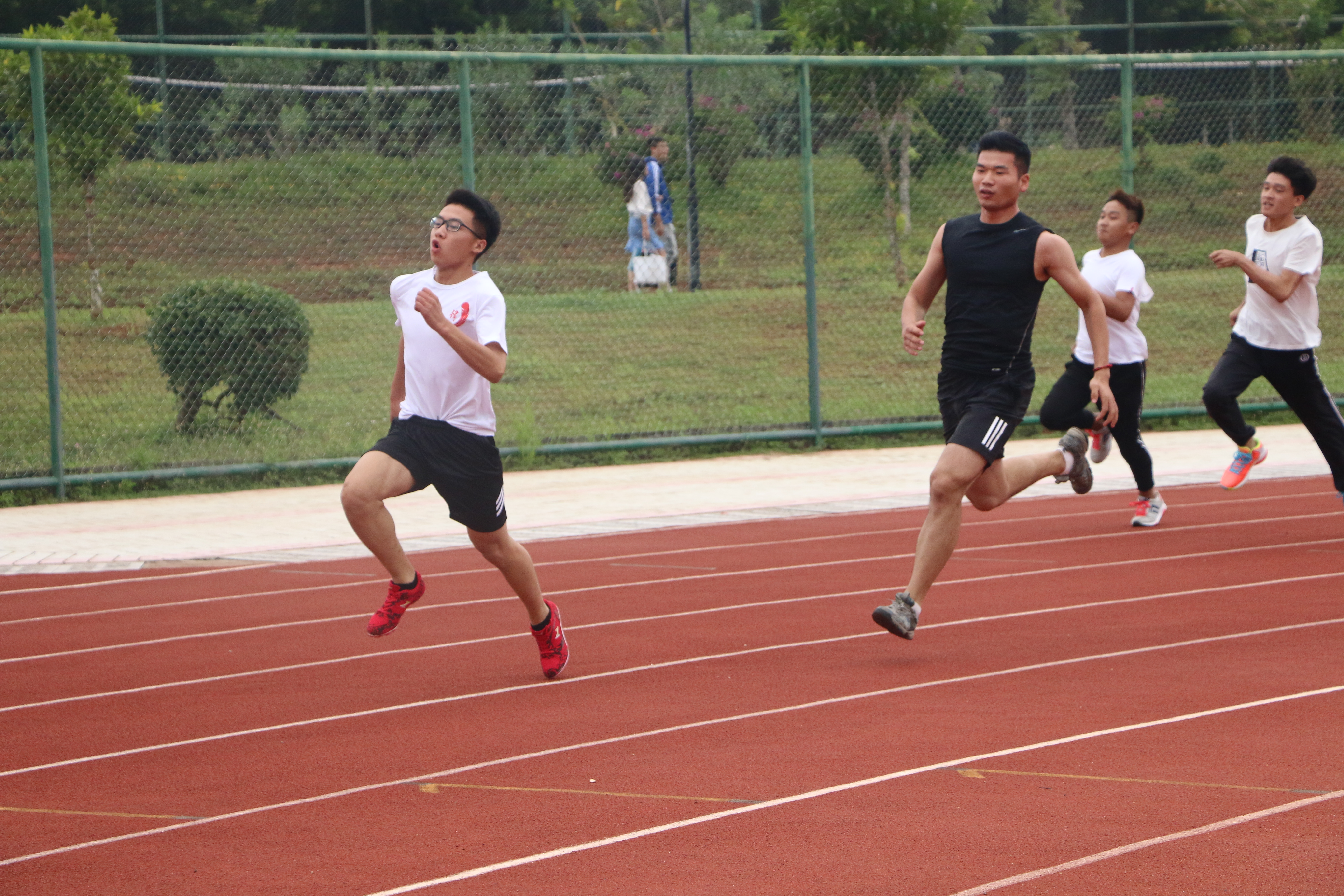 与运动同行，与健康同在――经济与管理学院召开第四届运动会 
