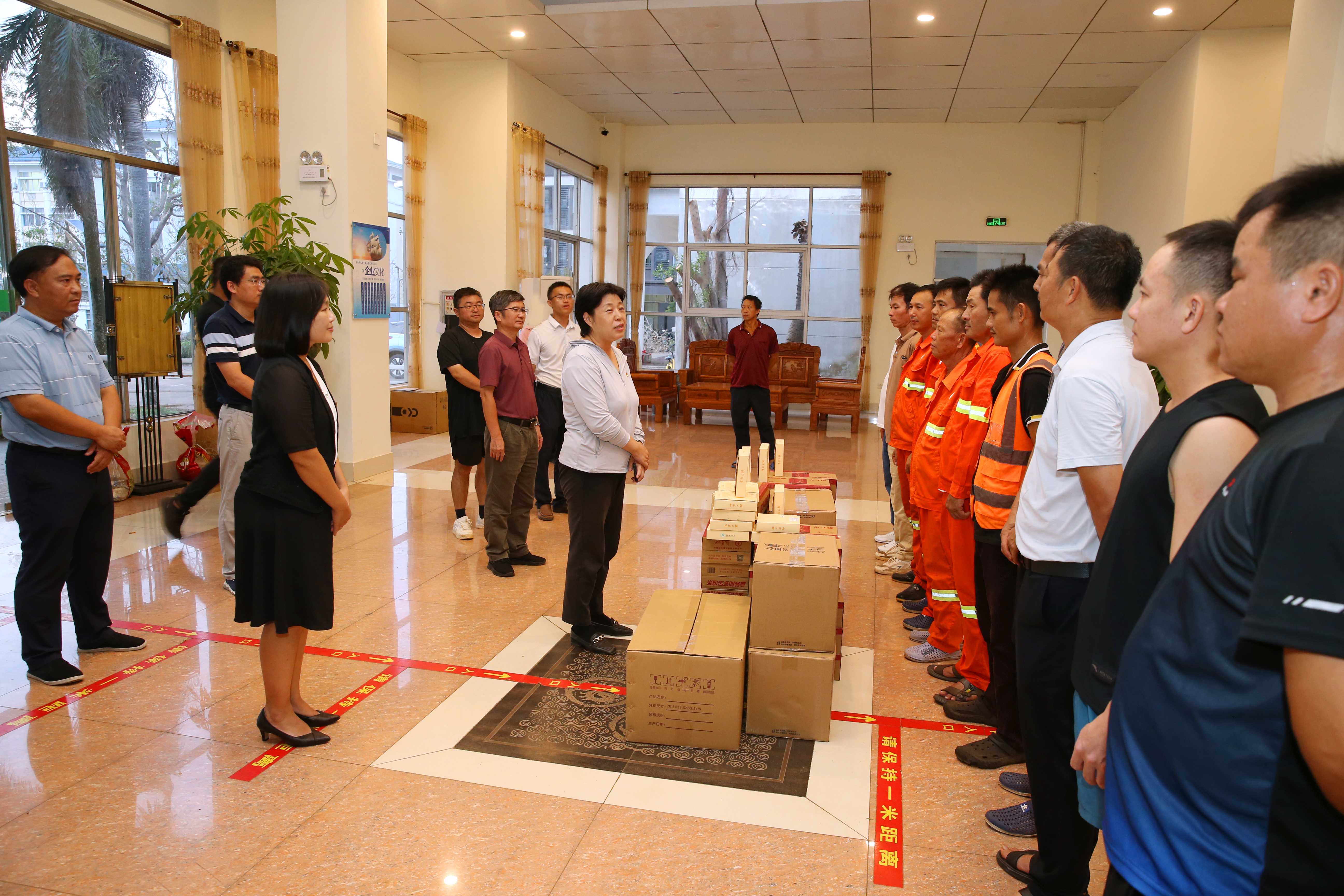 校领导看望慰问屯昌市政、陵水环卫人员