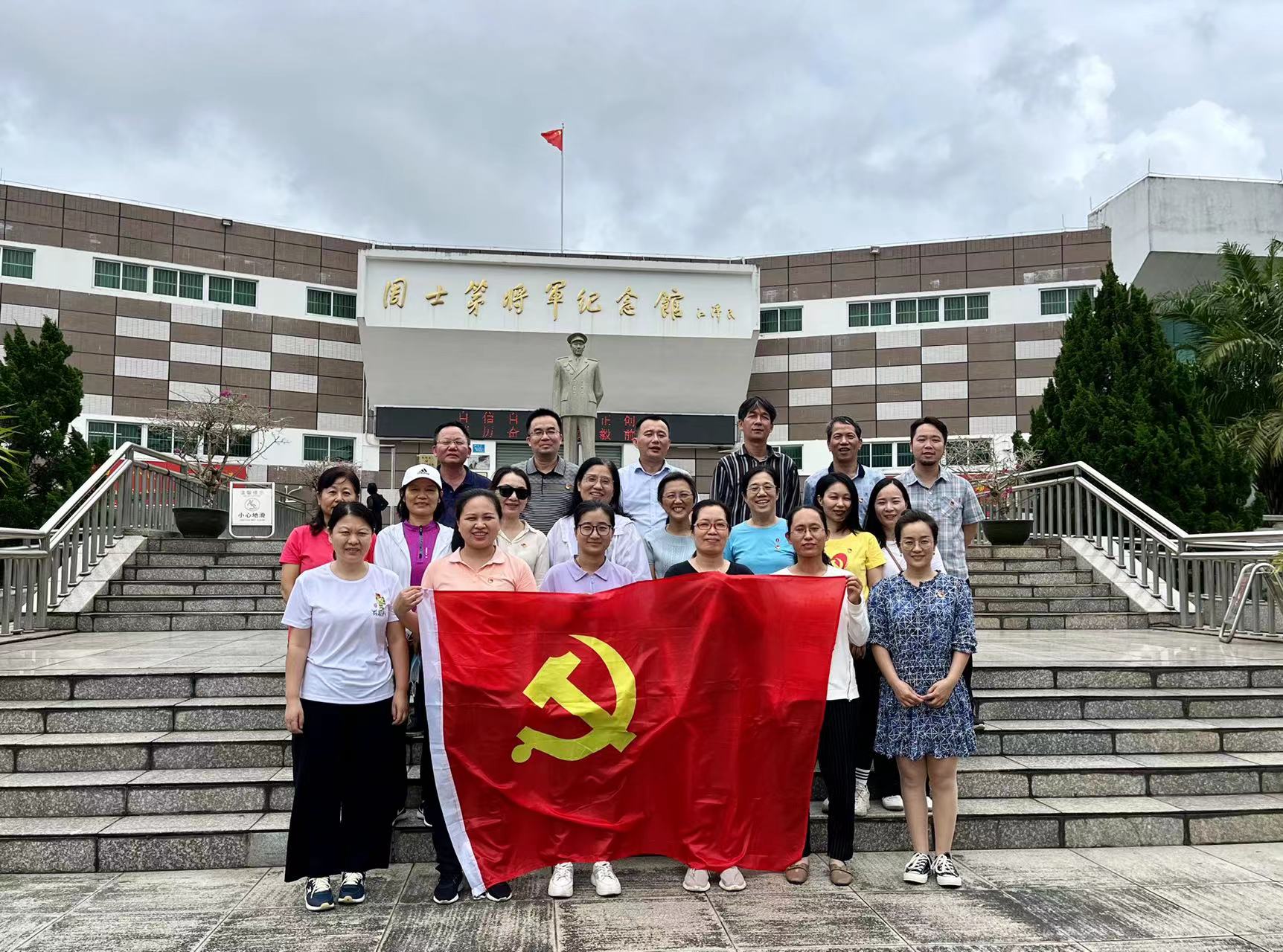 图书馆党总支到琼海开展主题党日活动