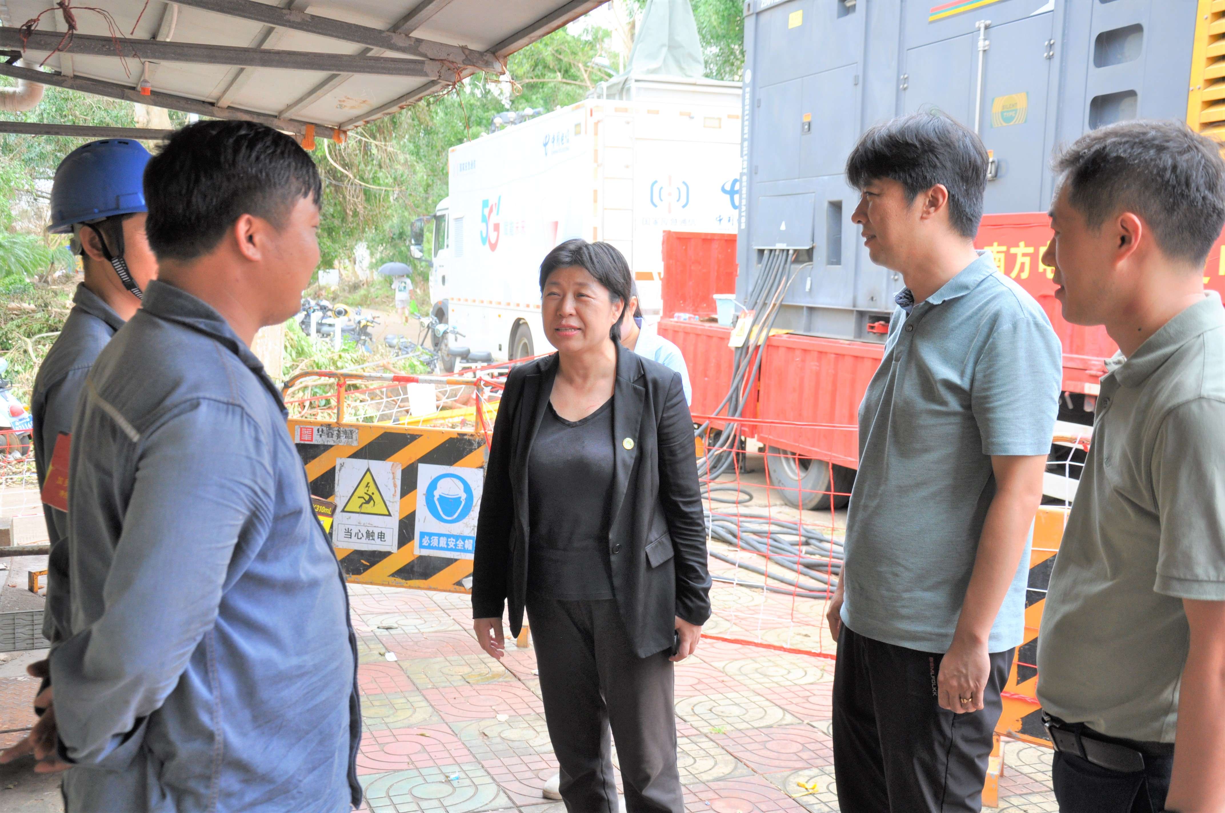 校领导看望感谢深圳供电局和海南武警总队支援队伍