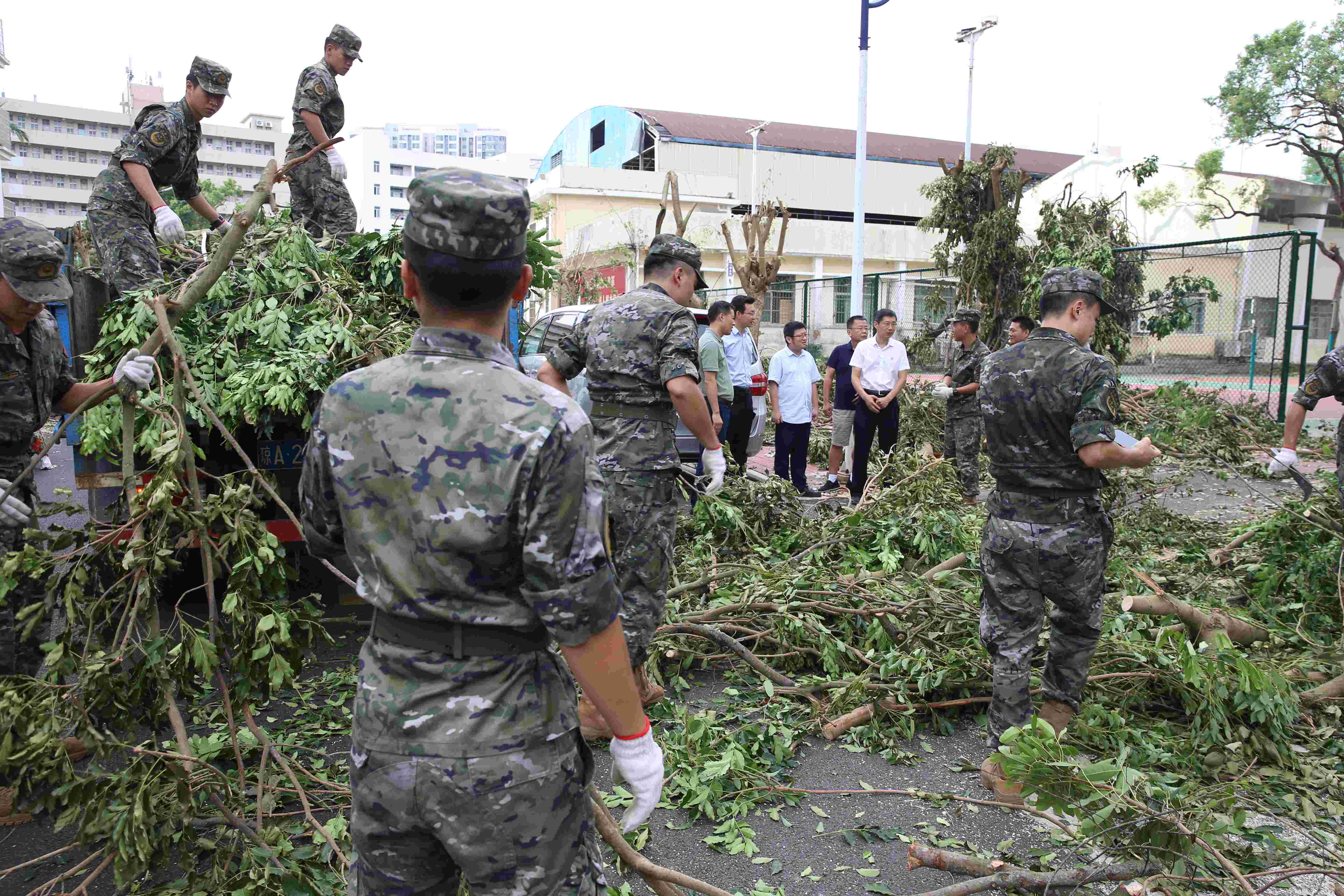 校领导看望感谢深圳供电局和海南武警总队支援队伍