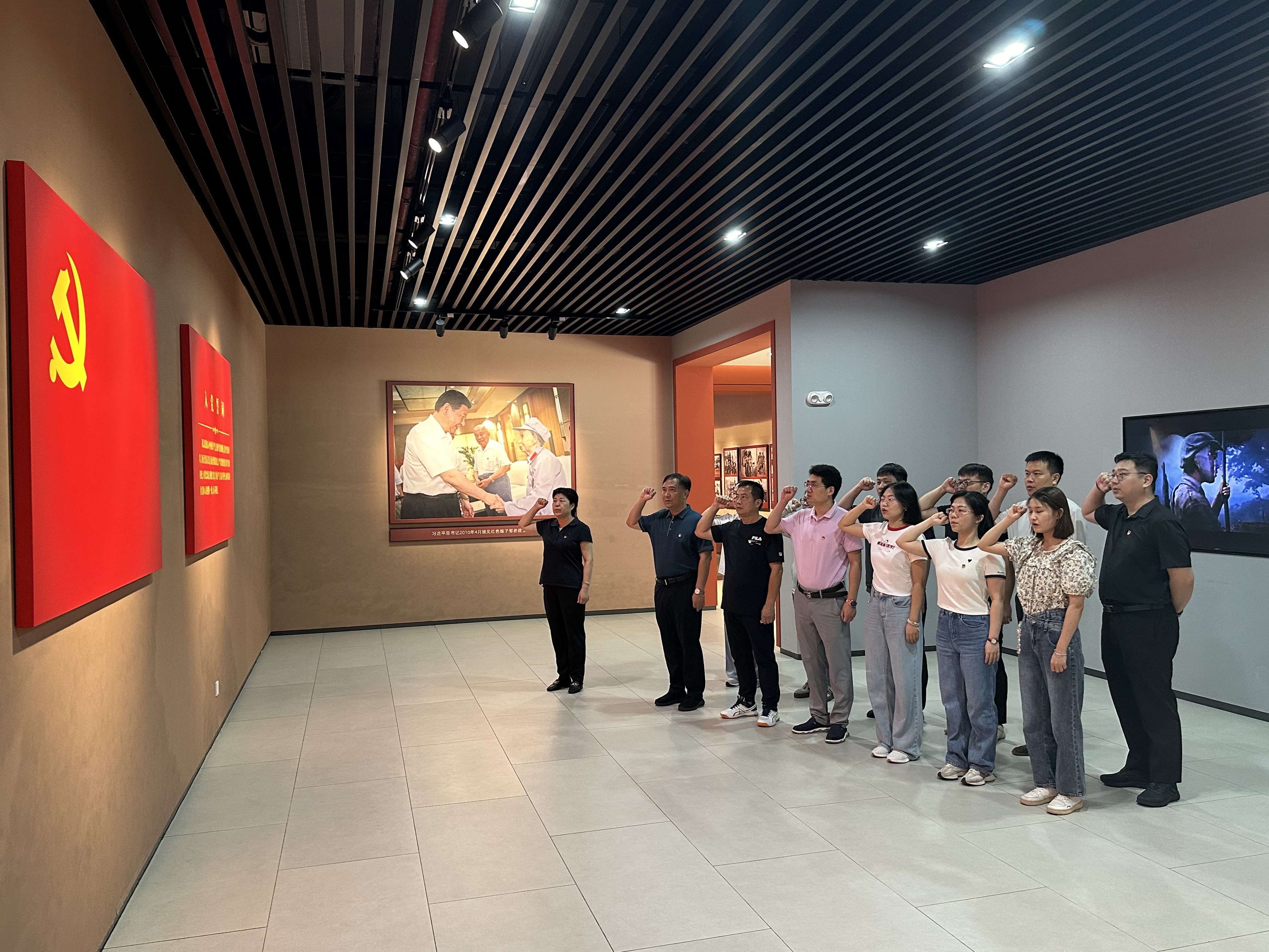 许玫参加所在支部党纪学习教育主题党日活动