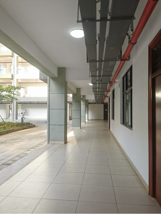 五一假期落实十大民生实事活动之教学楼全面清洁及教室桌椅改造