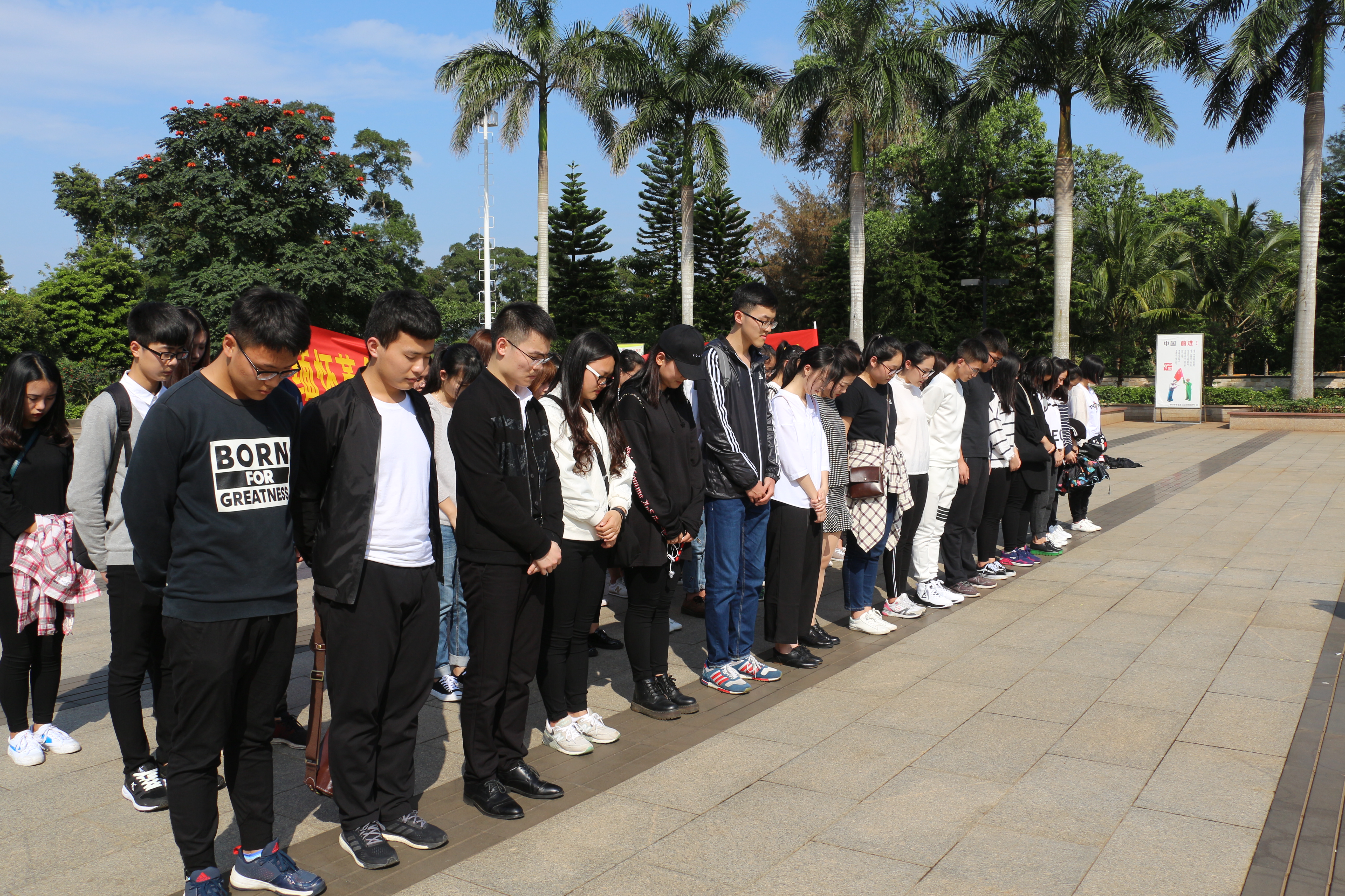 青年之声・缅怀革命先烈 传承红色文化--记外国语学院清明节扫墓活动