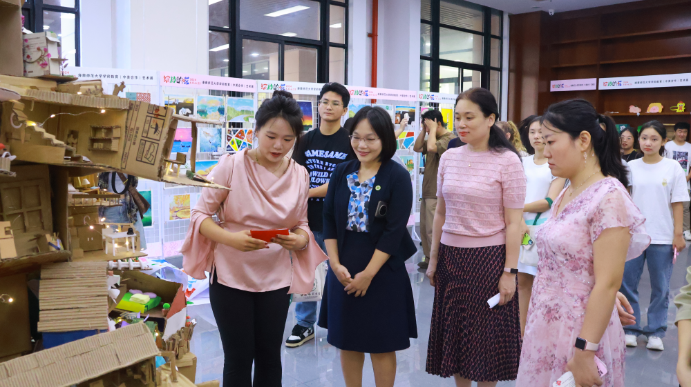 “绽放的花”学前教育专业(中美合作)艺术展开幕