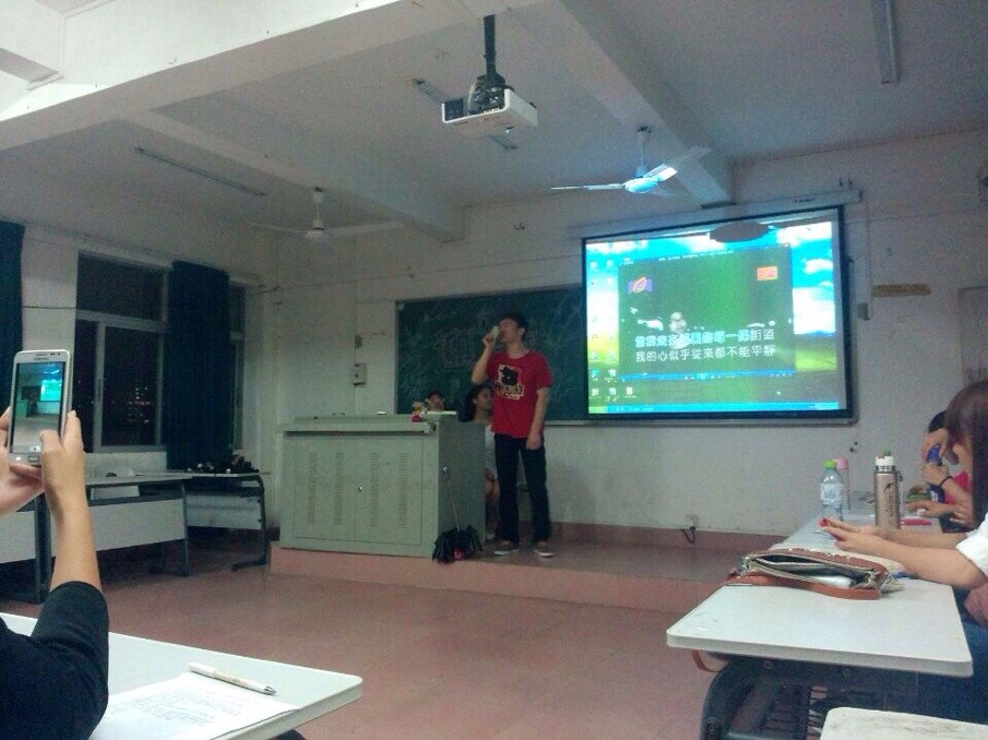 “回首往昔,憧憬未来”——记地理与旅游学院2013级地理科学班文艺晚会