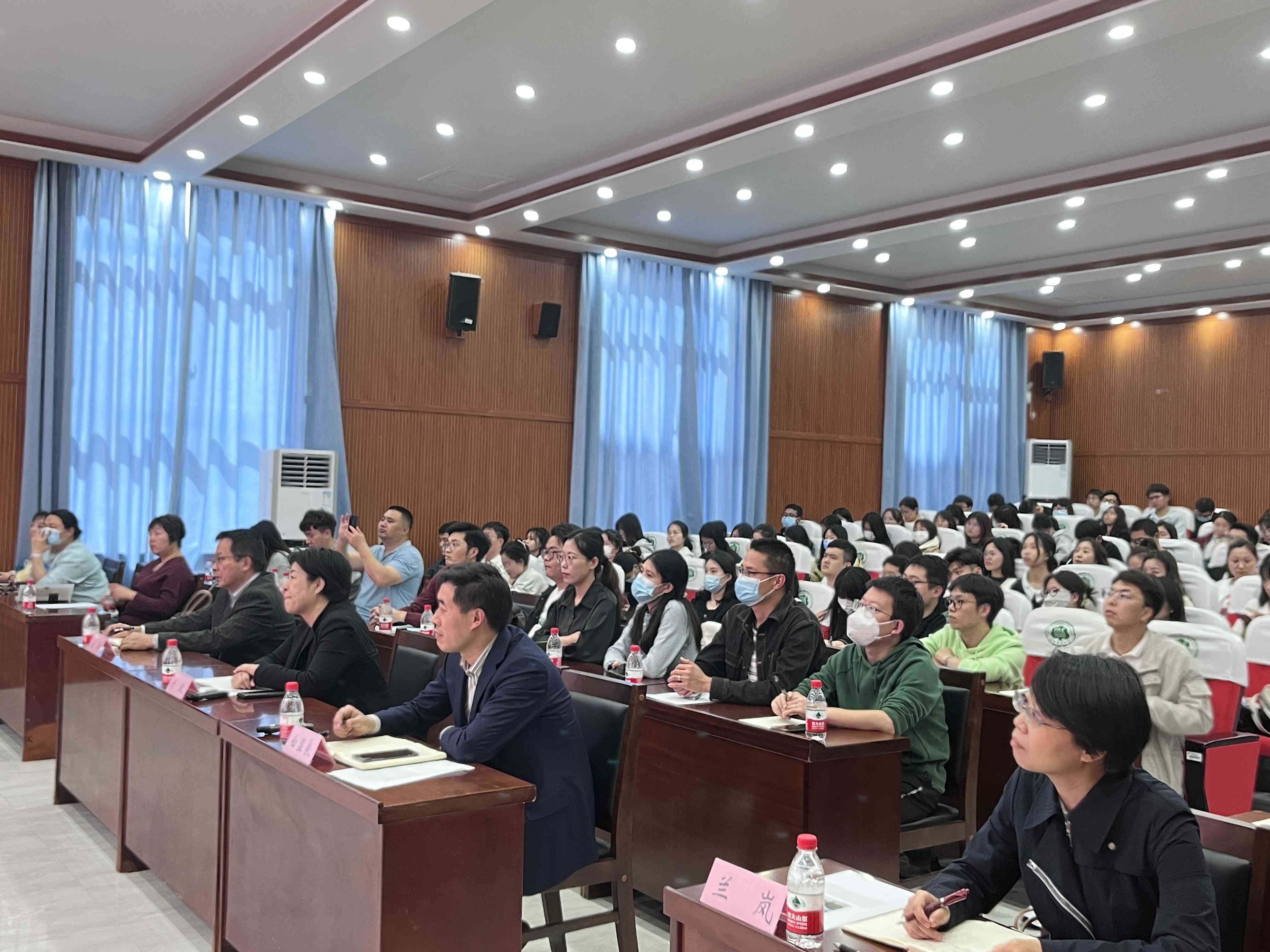 马克思主义学院举行第二期“海马论坛”