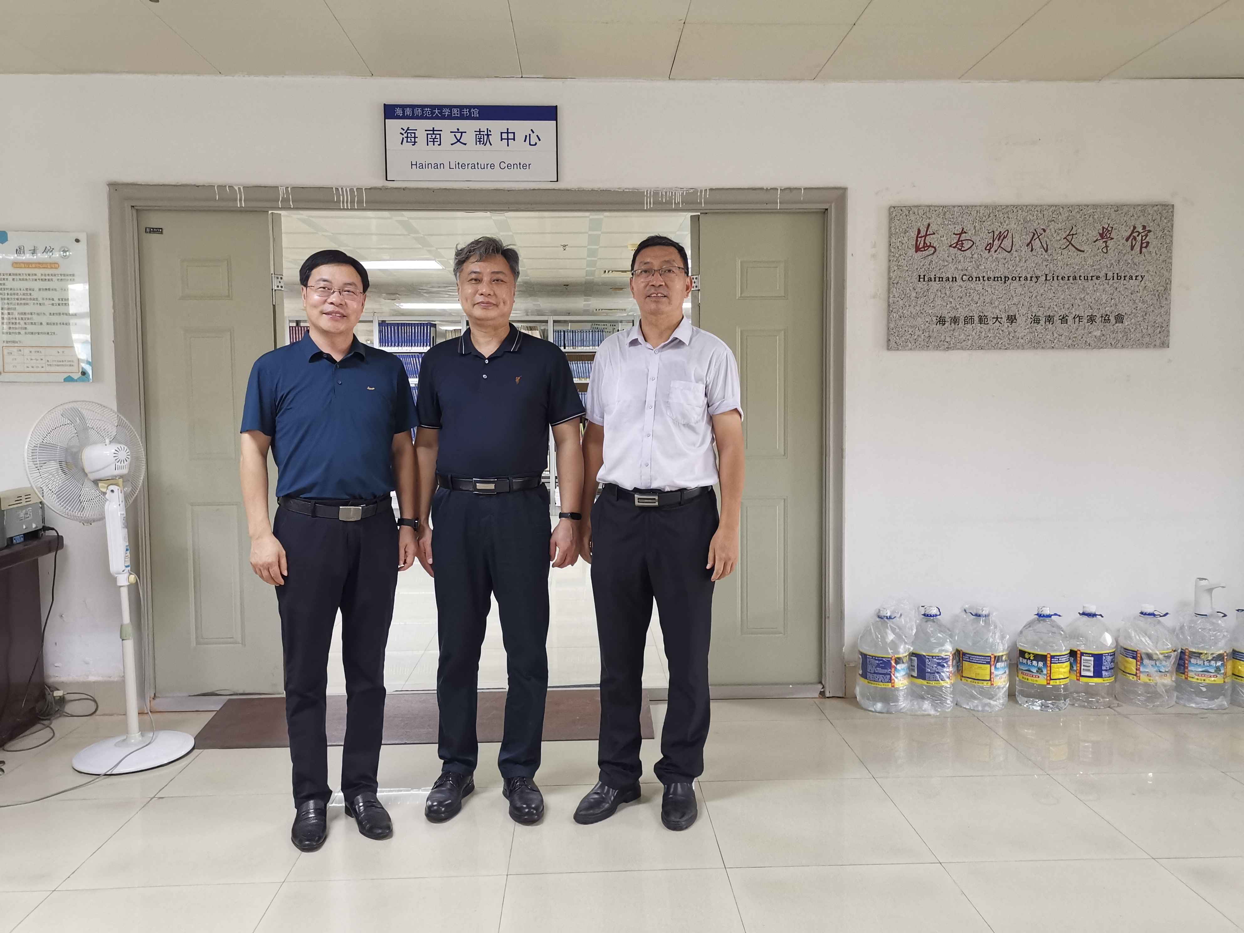 海南出版社来我校图书馆参观交流