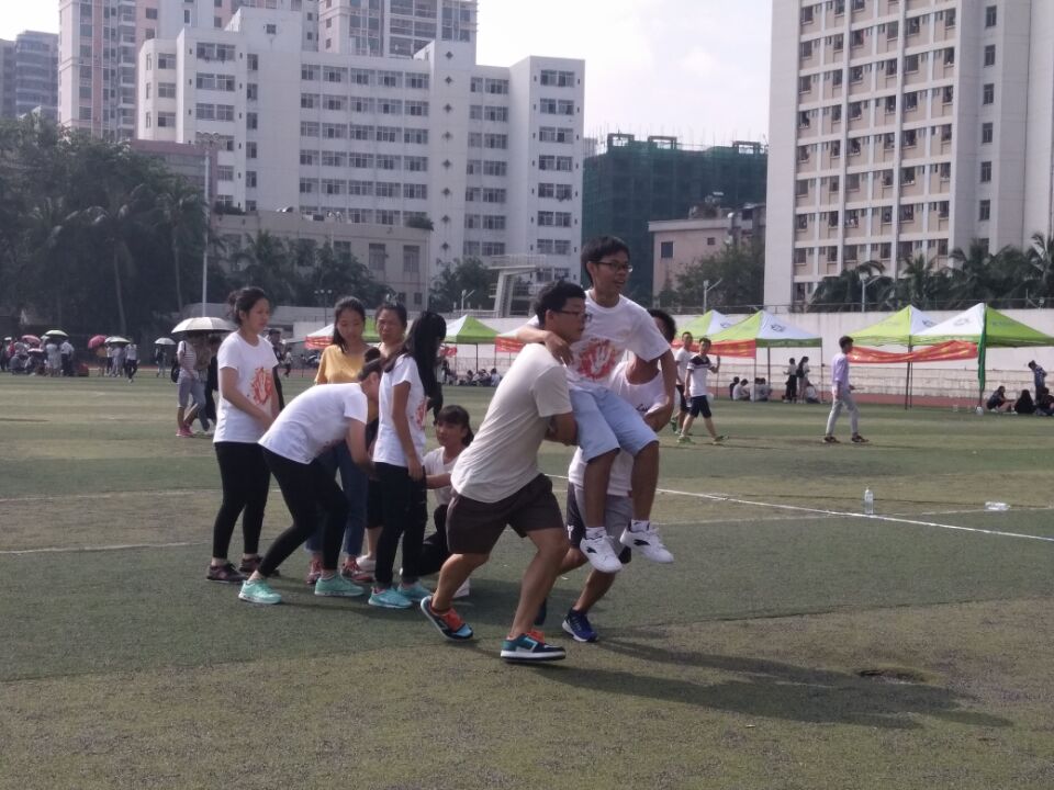 青年之声・阳光体育，快乐青春�D�D记星空游戏官方“最强班级争霸赛”趣味运动会