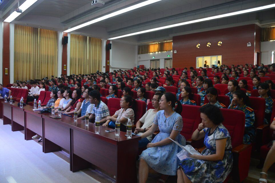 青年之声�q教育与心理学院2017级新生开学典礼